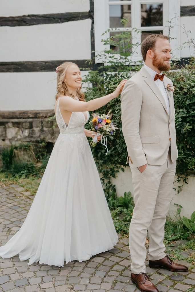 Lena und Dominik beim First Look in Gruiten Dorf