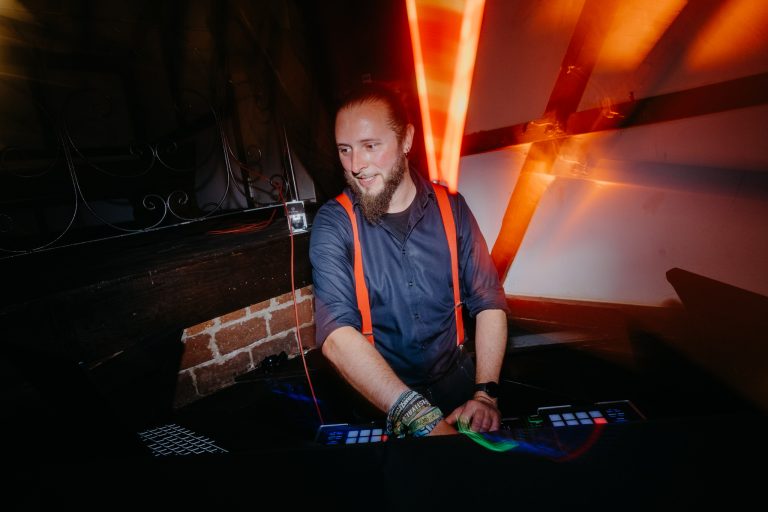 10 Punkte, die einen DJ zu einem herausragenden Hochzeits-DJ machen
