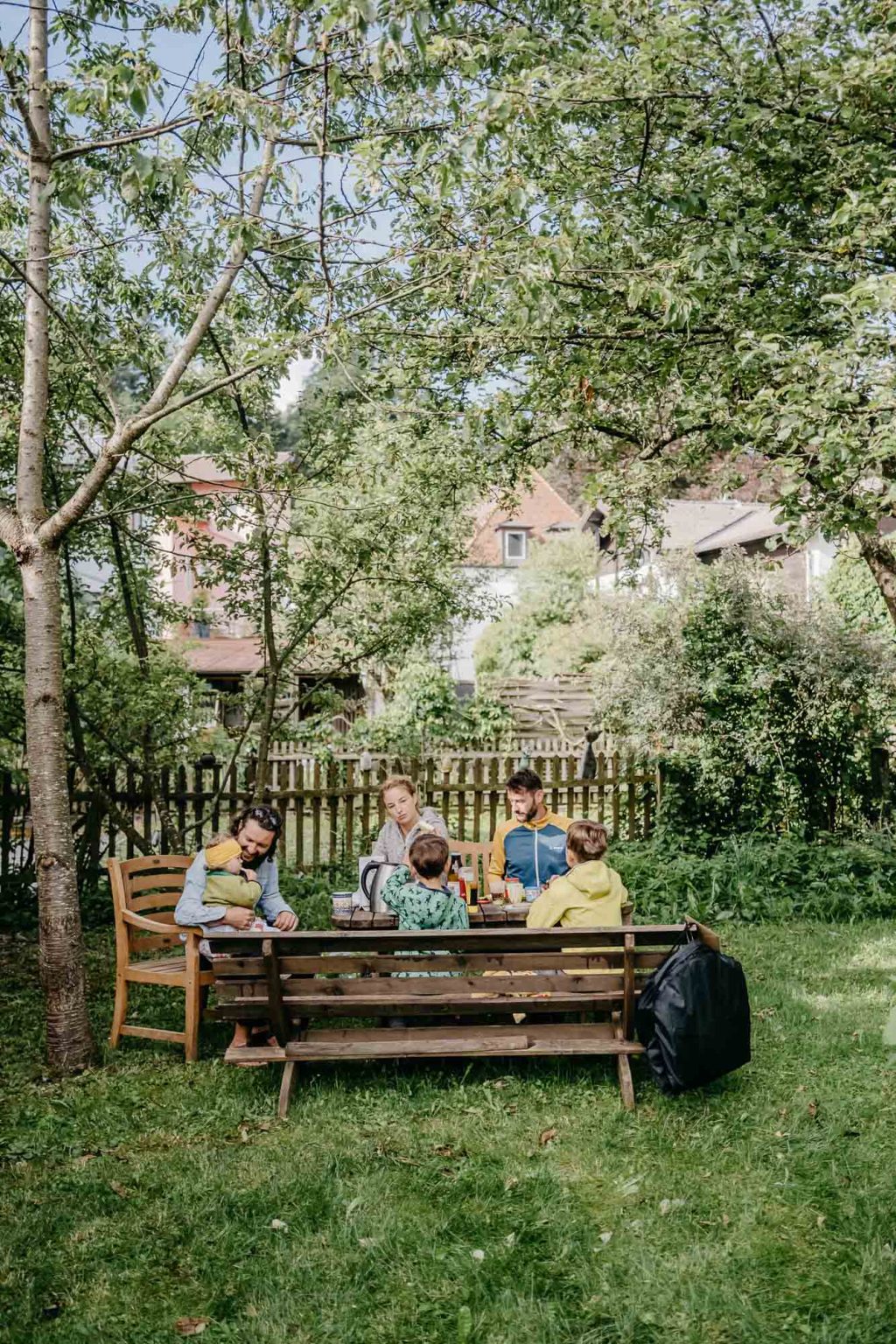 Freunde des Bräutigams beim Frühstück im Garten während der Hochzeitsvorbereitungen in Füssen
