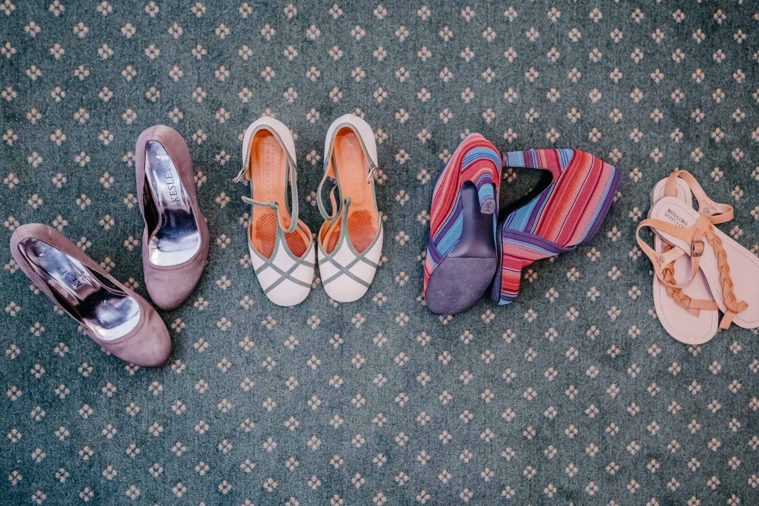 Damenschuhe liegen im Hotelzimmer auf dem Teppichboden
