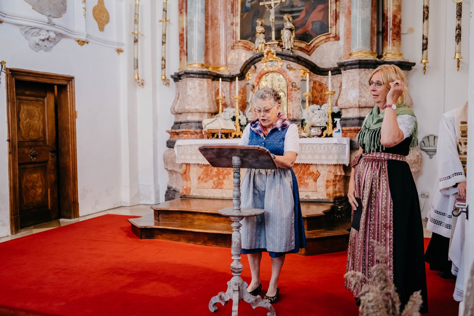 Brautmutter hält eine Rede am Altar der Spitalkirche Heilig Geist