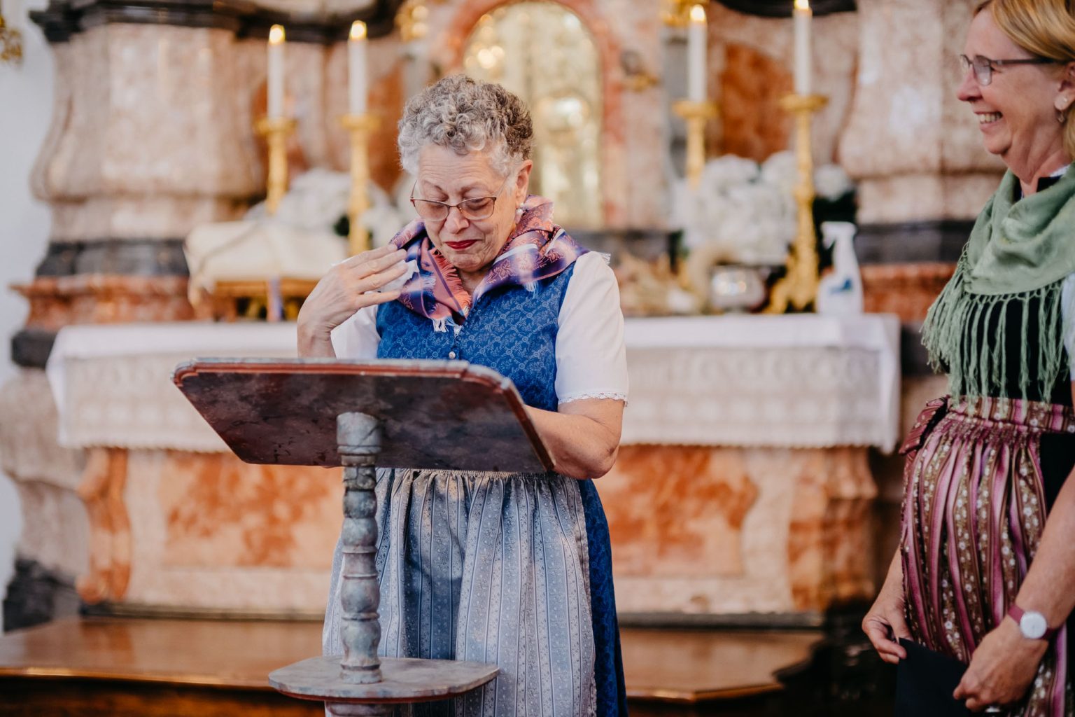 Brautmutter wirkt ergriffen während ihrer Rede in der Kirche