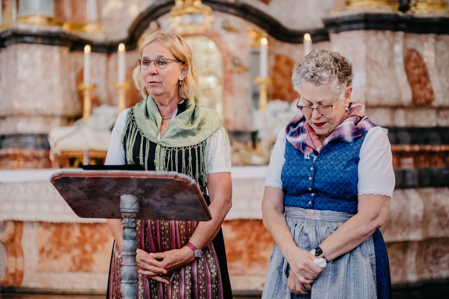 Mutter des Bräutigams spricht, Brautmutter steht daneben