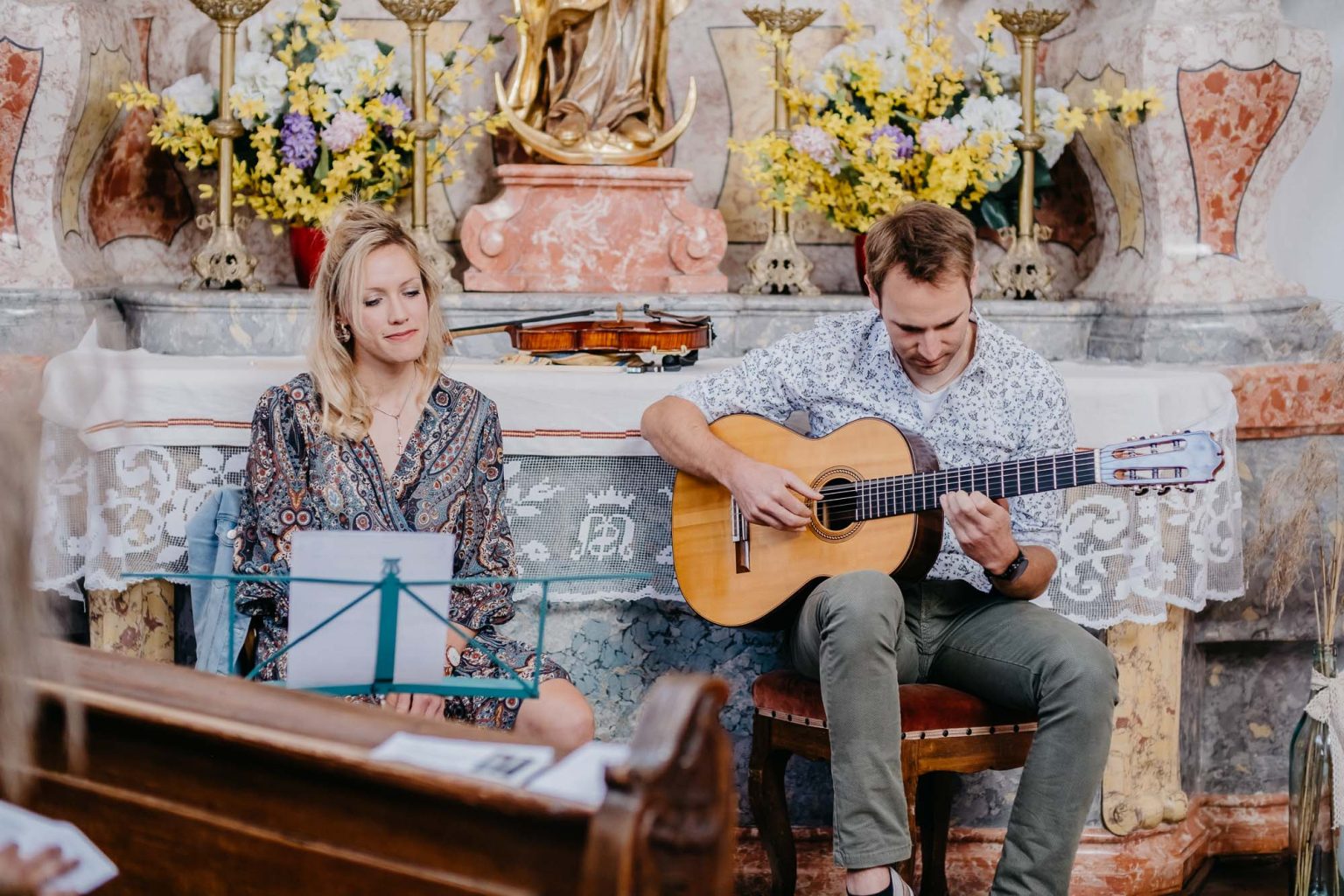 Sängerin und Gitarrist mit Live-Musik in der Spitalkirche Heilig Geist