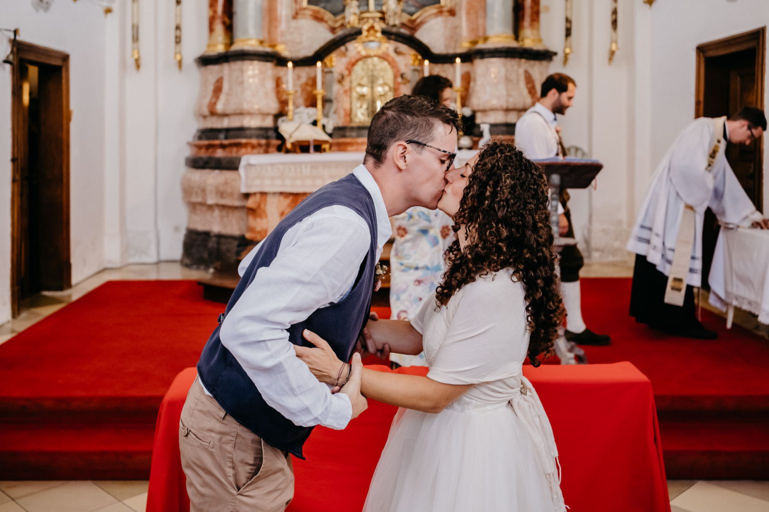 Der Hochzeitskuss in der Spitalkirche Heilig Geist in Füssen