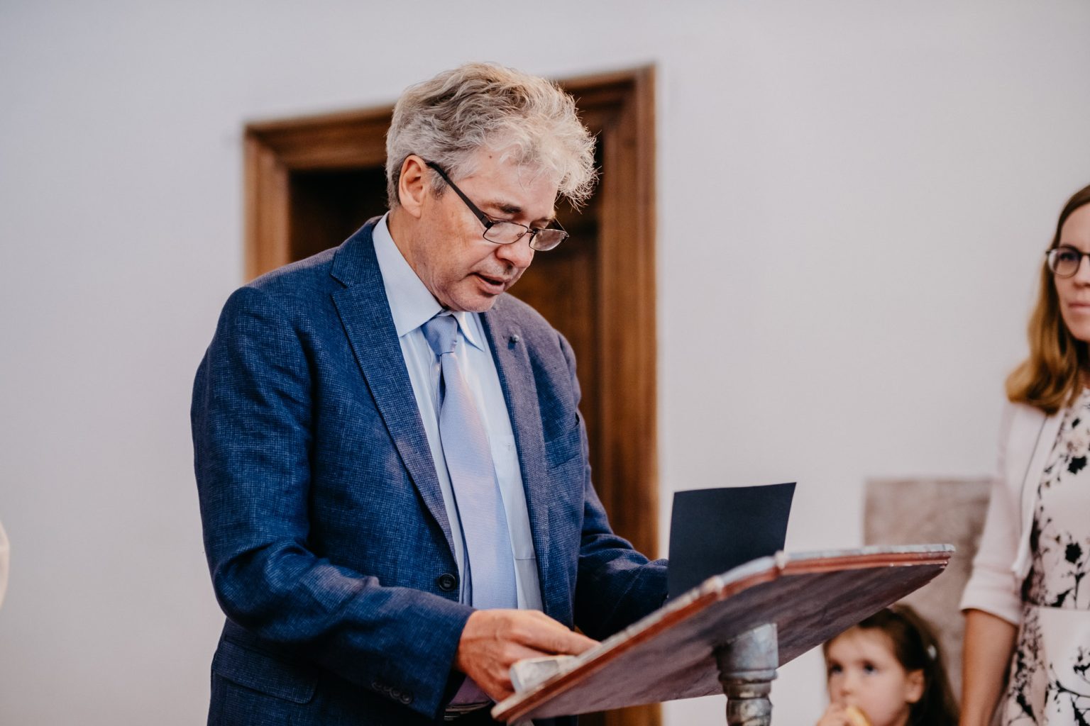 Vater des Bräutigams spricht eine Fürbitte am Altar