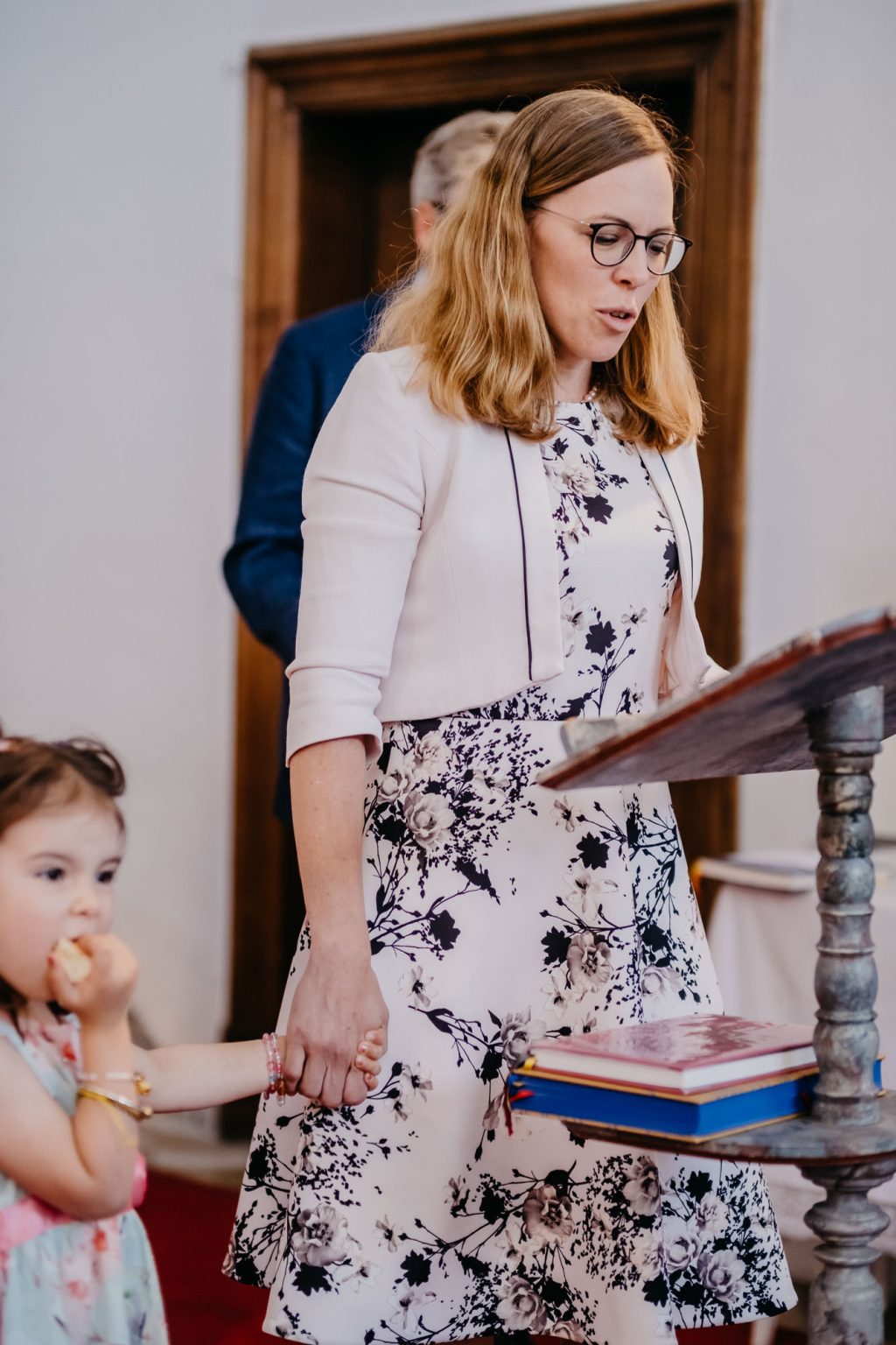 Schwester des Bräutigams spricht eine Fürbitte