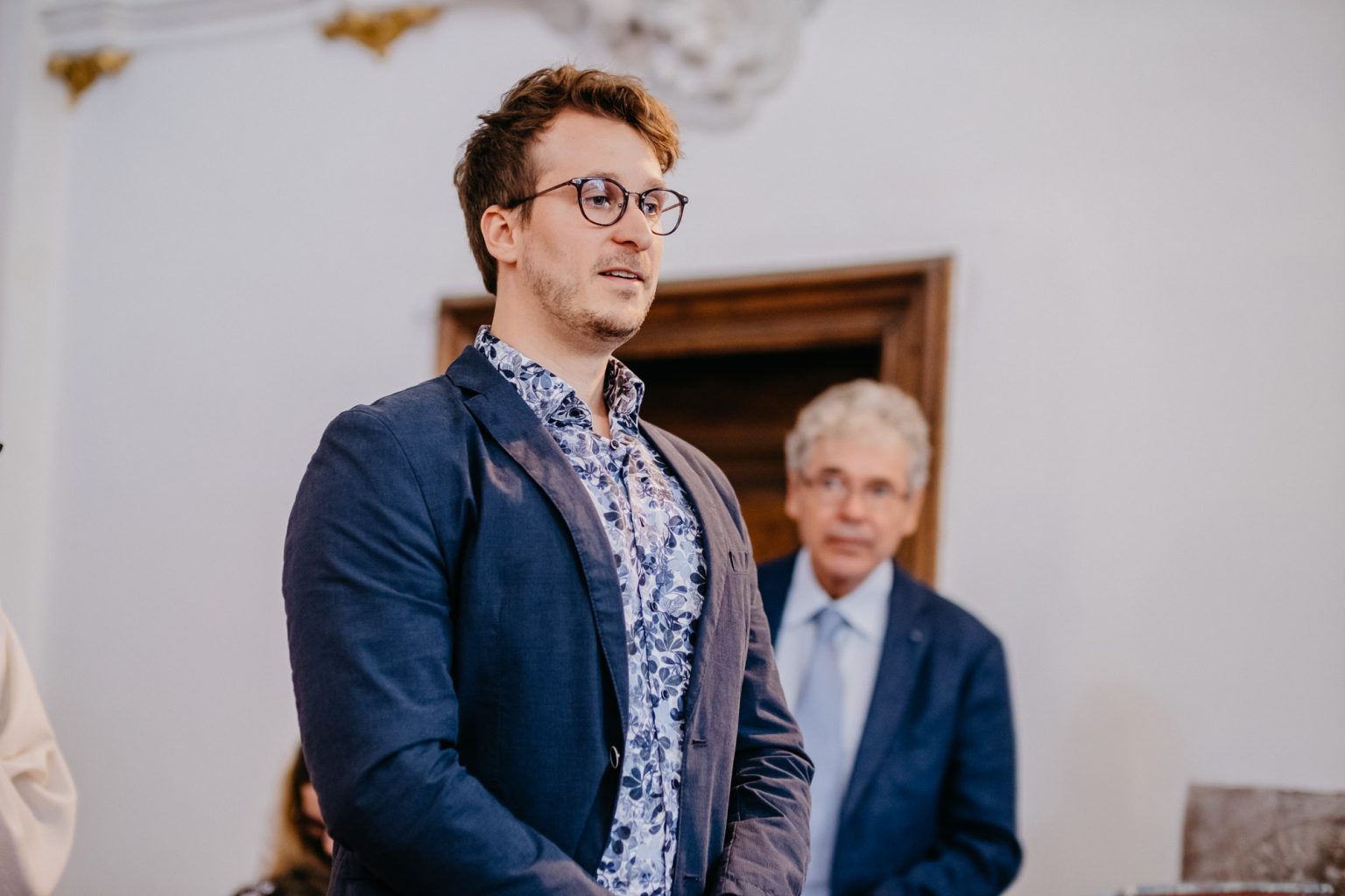 Ein Verwandter des Brautpaares hält eine Fürbitte in der Kirche