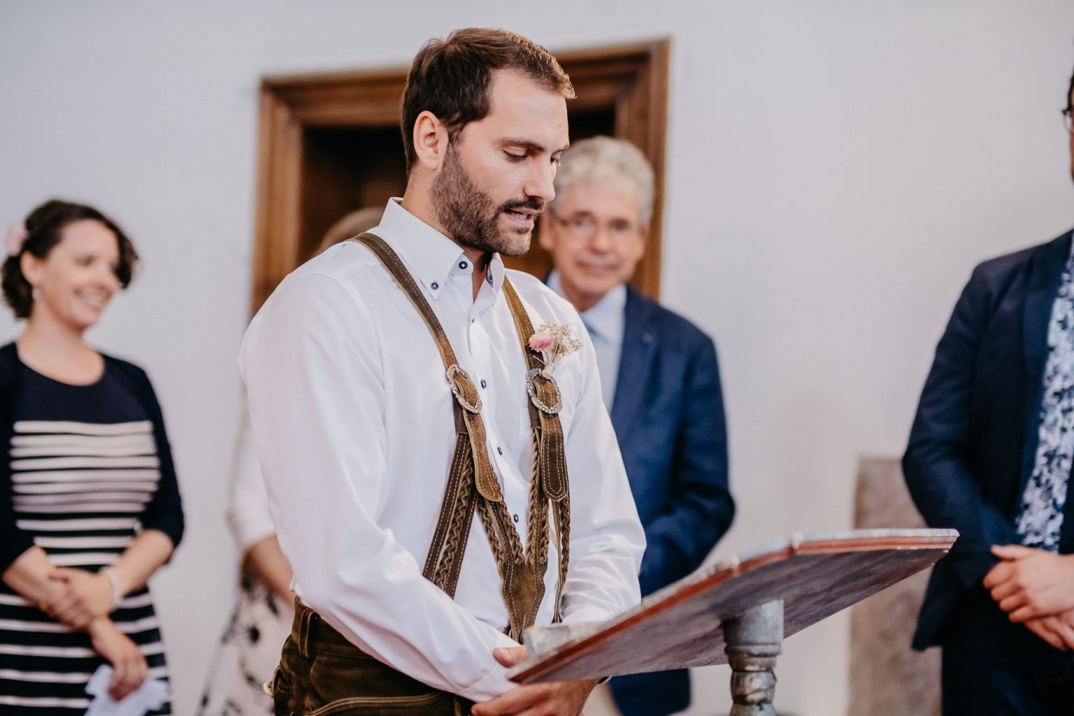 Trauzeuge liest eine Fürbitte in der Spitalkirche Heilig Geist