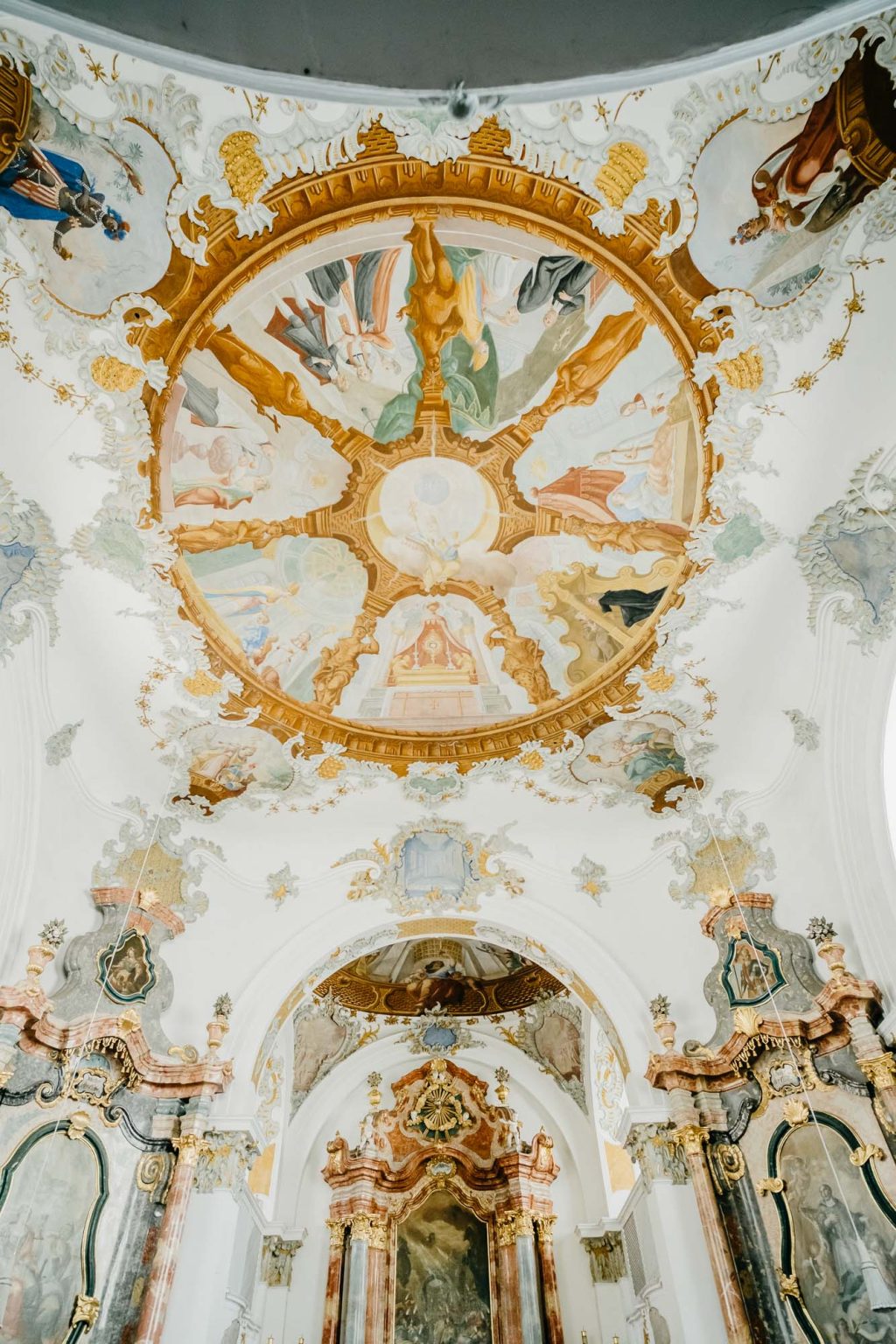 Blick nach oben zur Kirchendecke der Spitalkirche Heilig Geist in Füssen