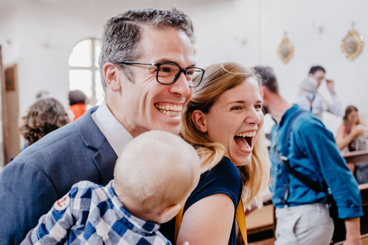 Freunde lachen das Brautpaar an