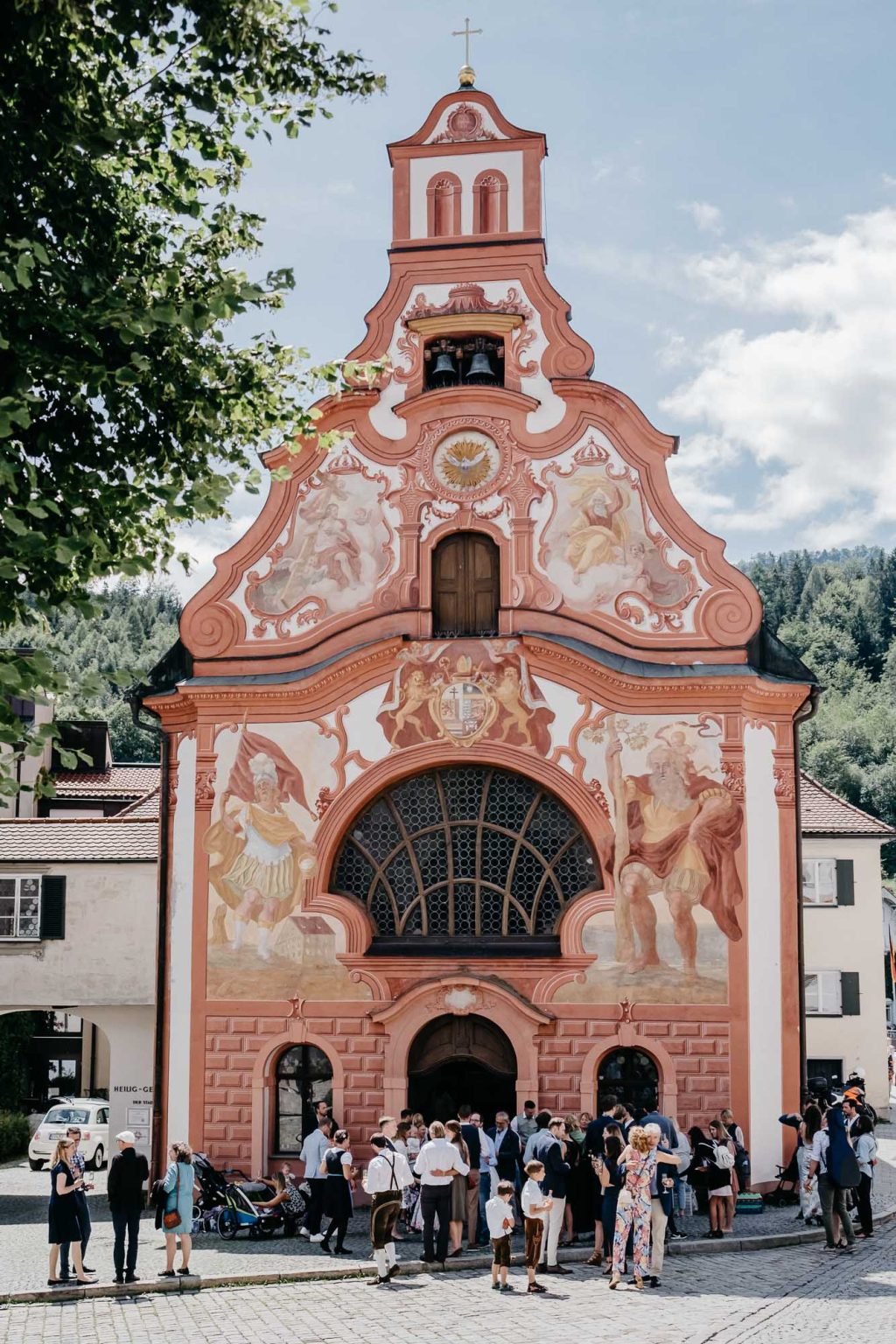 Totale der Spitalkirche Heilig Geist mit Hochzeitsgesellschaft davor.