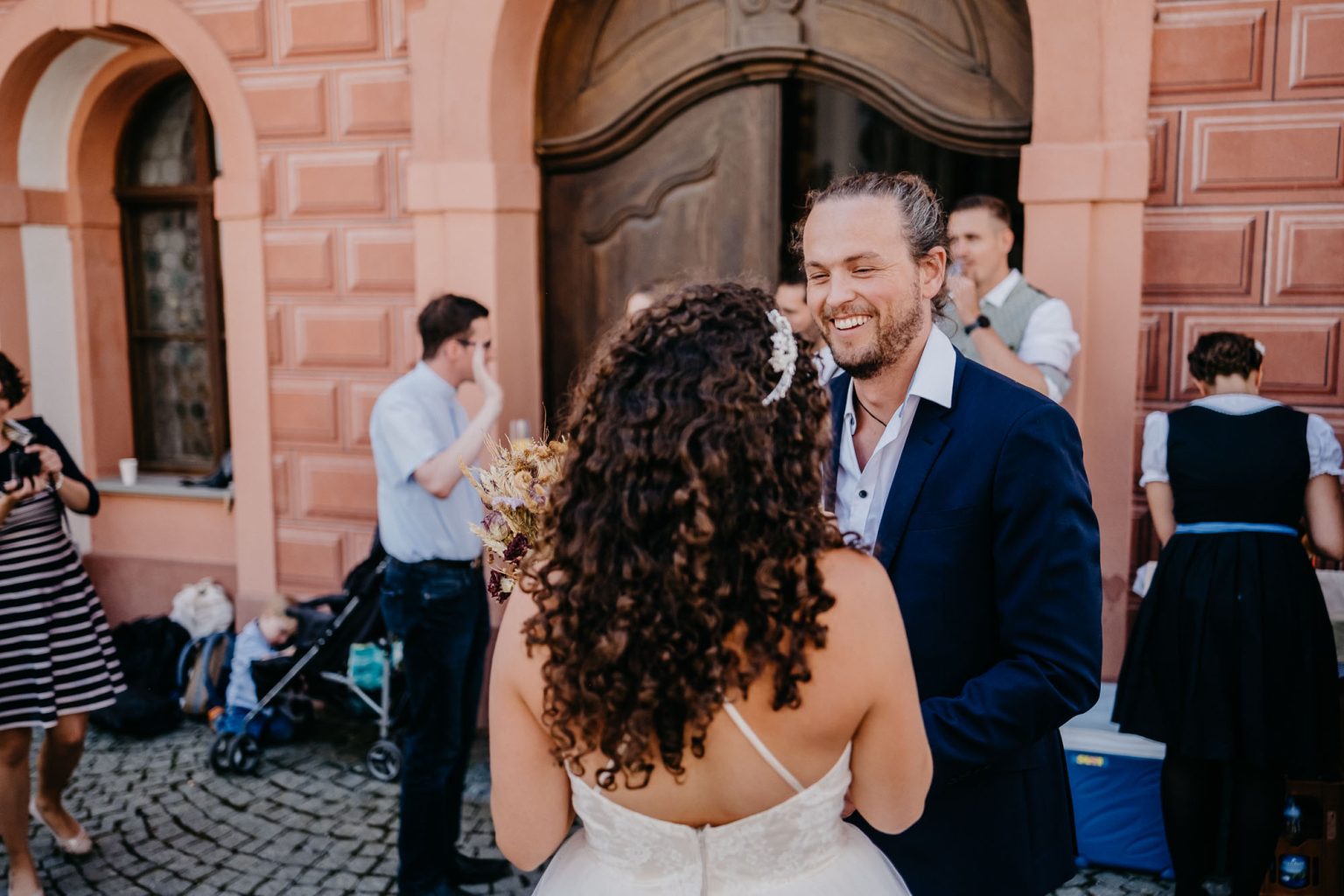 Freund lacht die Braut an.