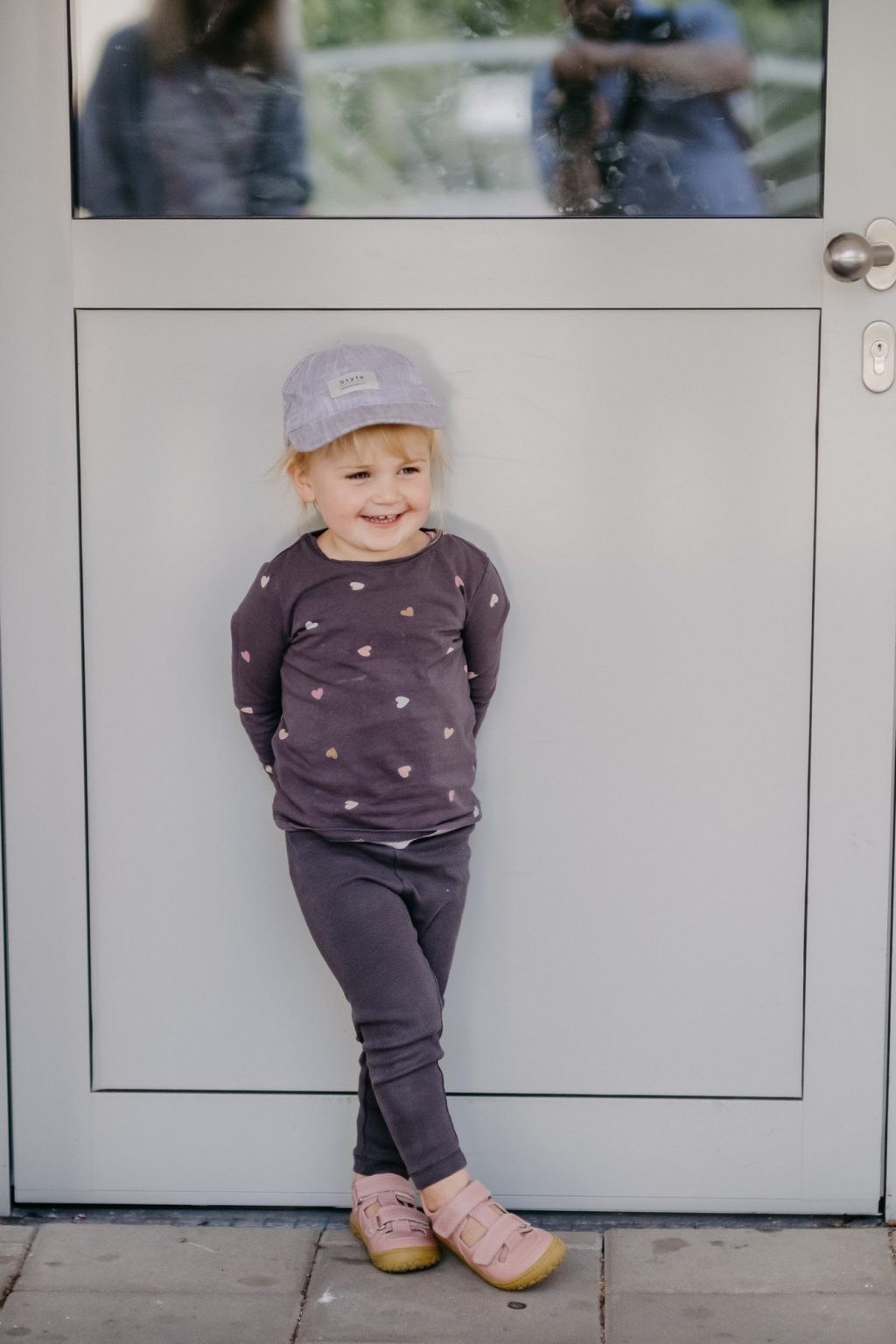 Mädchen beobachtet das Brautpaar beim Fotoshooting.