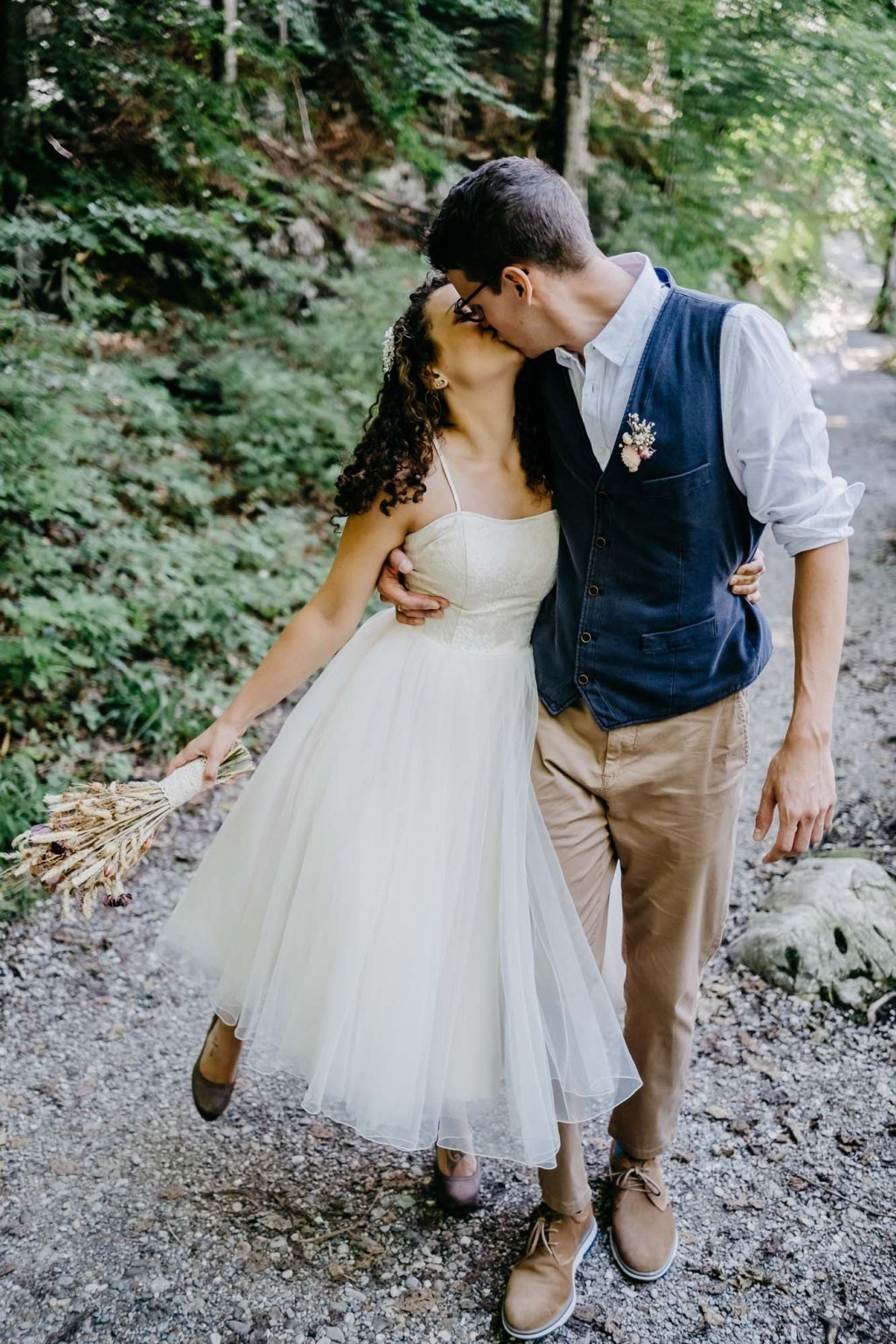 Hochzeitskuss in Bewegung – Clare und David küssen sich beim Gehen am Alatsee