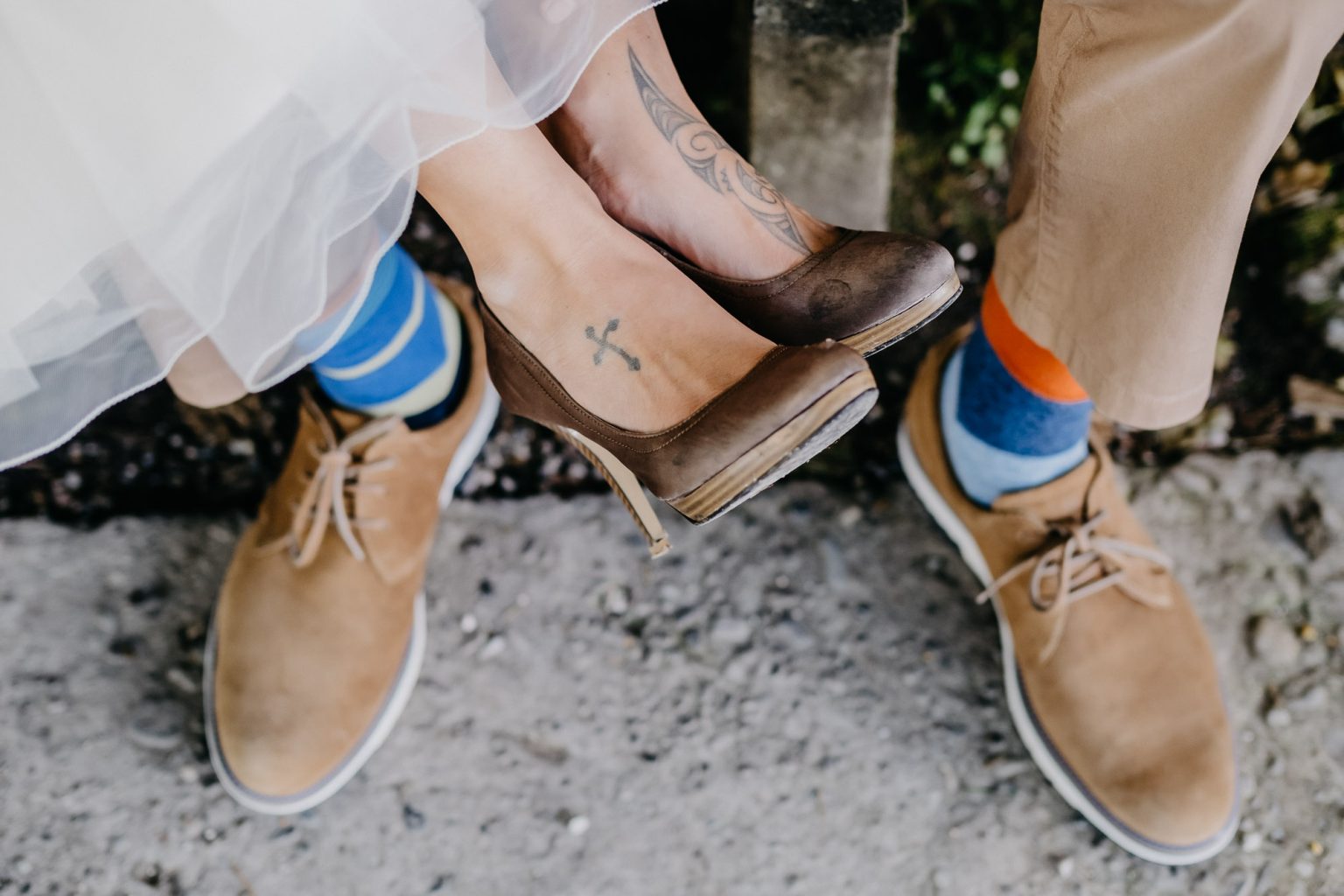 Detailaufnahme der Füße der Braut – Tattoos auf dem Fuß, Brautschuhe ausgezogen