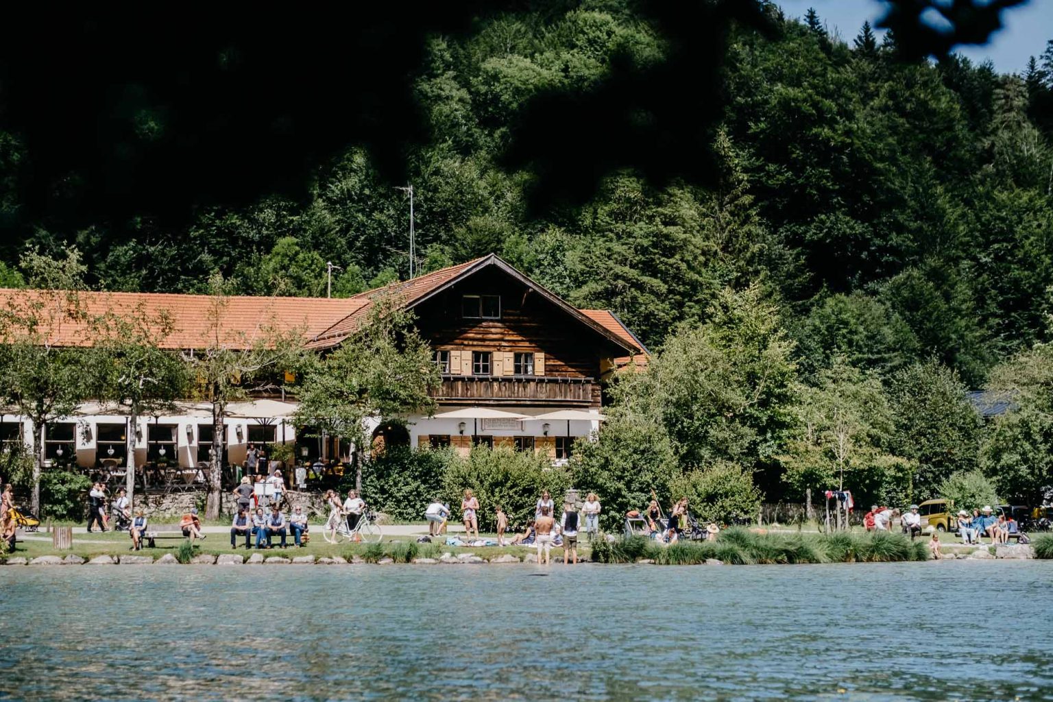 Hotel Alatsee am Seeufer – Hochzeitsgäste im Vordergrund