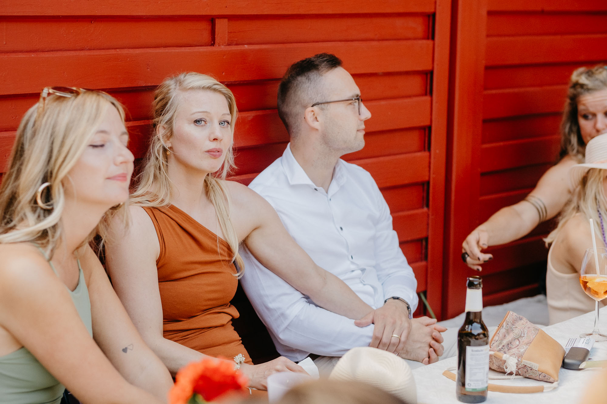 Beas kleine Schwester wird von Emotionen überwältigt während der Rede der Mütter.