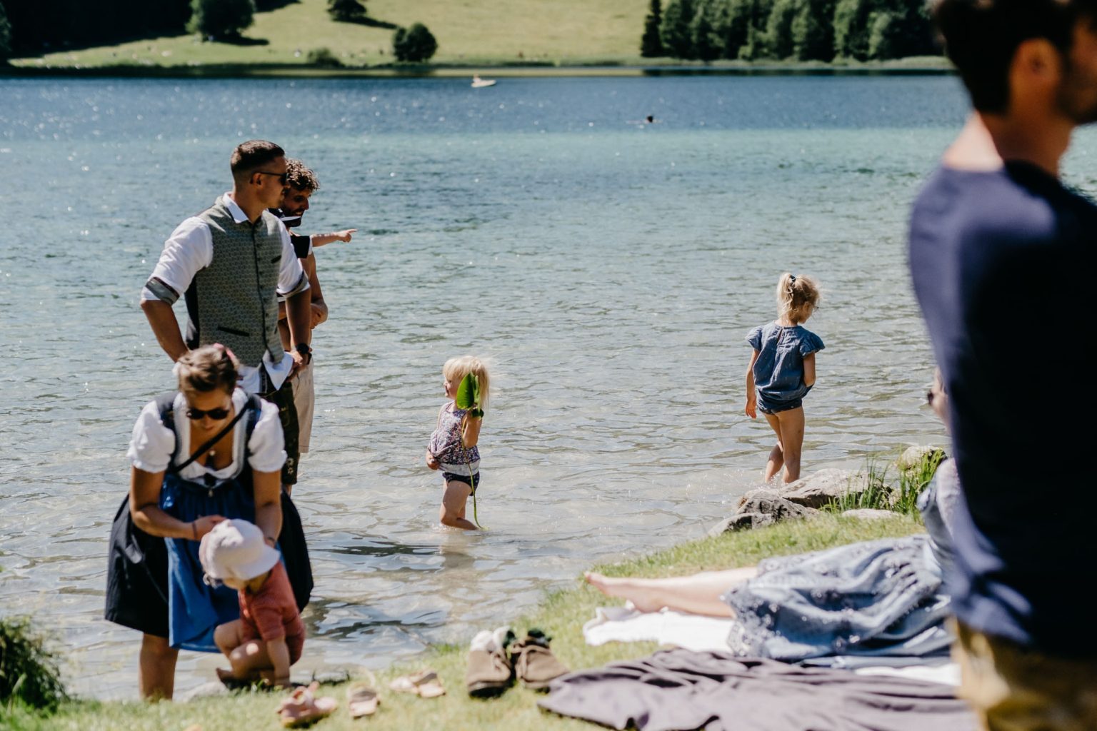 Kinder planschen im Alatsee bei der Hochzeitsfeier – Füße im Wasser, Sommerstimmung