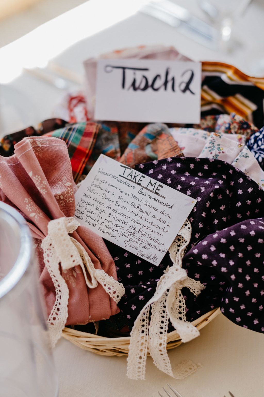 Gastgeschenke mit Erklärungskarte bei Hochzeit am Alatsee