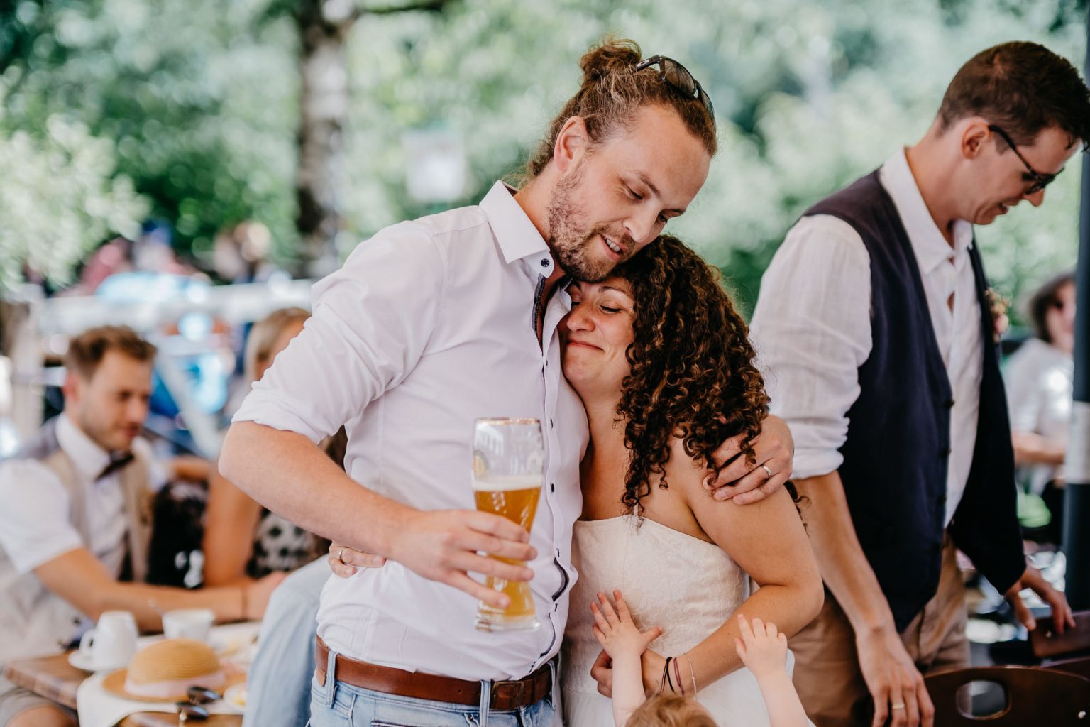 Braut und Gast umarmen sich bei der Hochzeitsfeier im Hotel Alatsee