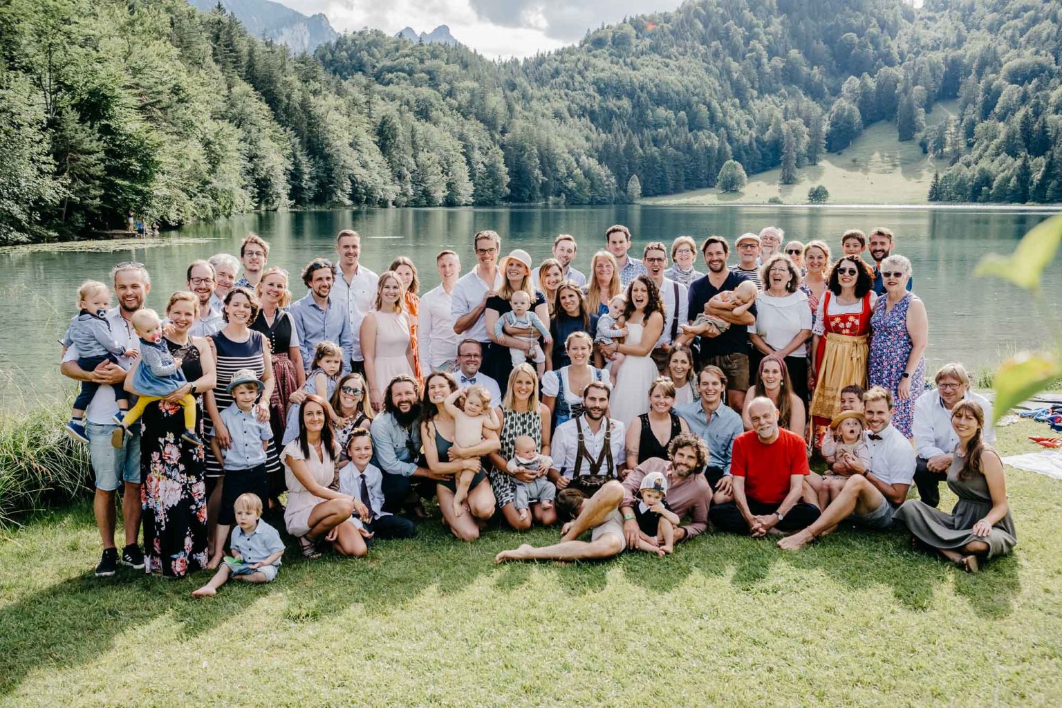 Gesamte Hochzeitsgesellschaft im Allgäu mit Alpenpanorama