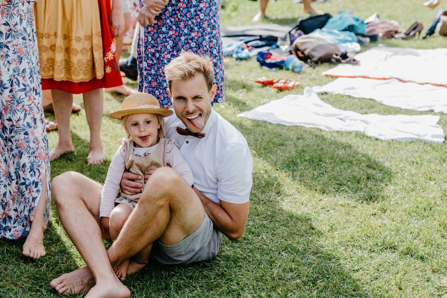 Vater mit Tochter bei Sommerhochzeit im Allgäu