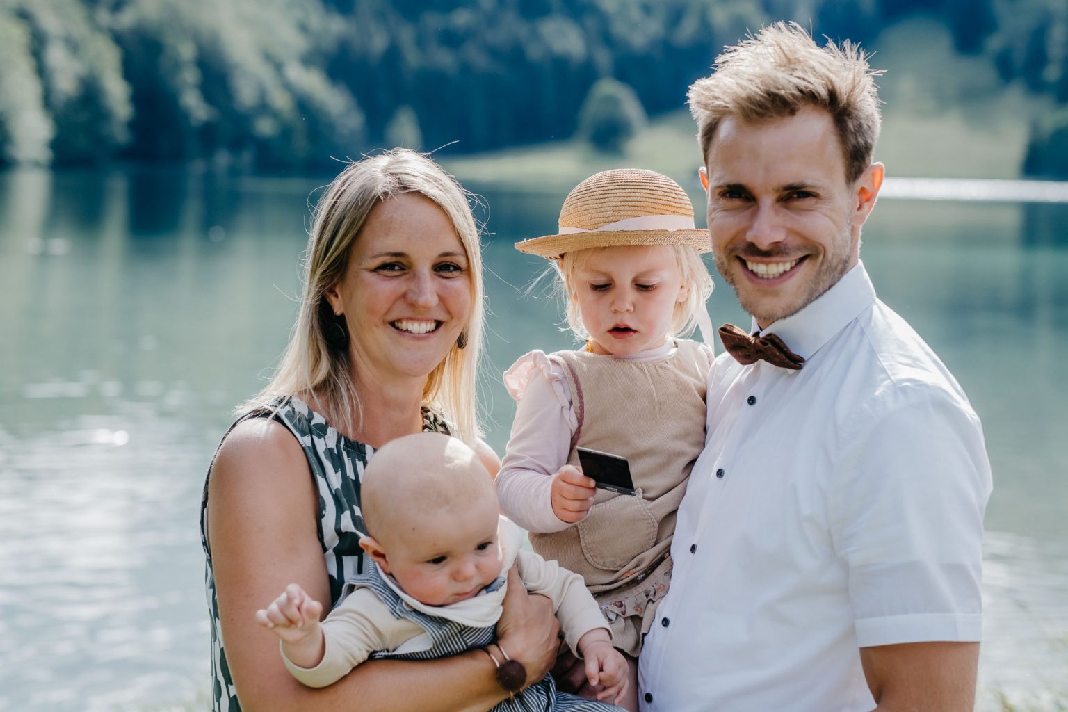 Familie mit zwei Kindern bei Hochzeit im Allgäuer Panorama