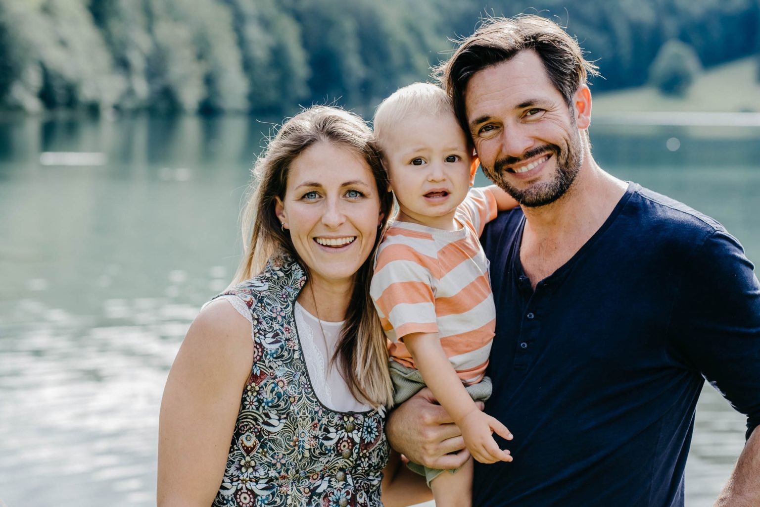 Eltern mit Sohn vor Bergkulisse bei Hochzeit in Füssen