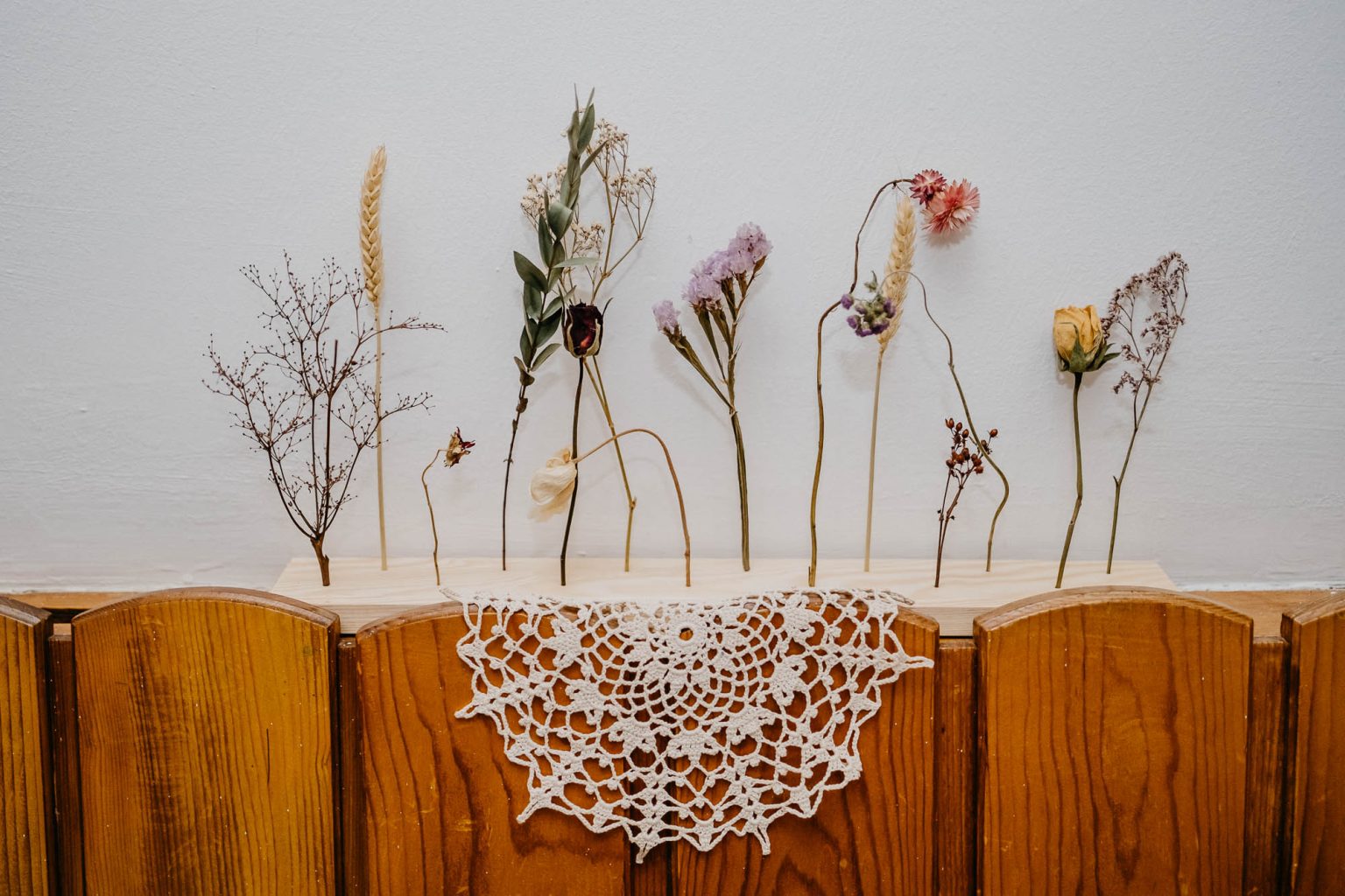 Detailaufnahme der Hochzeitsdeko mit Trockenblumen im Hotel Alatsee