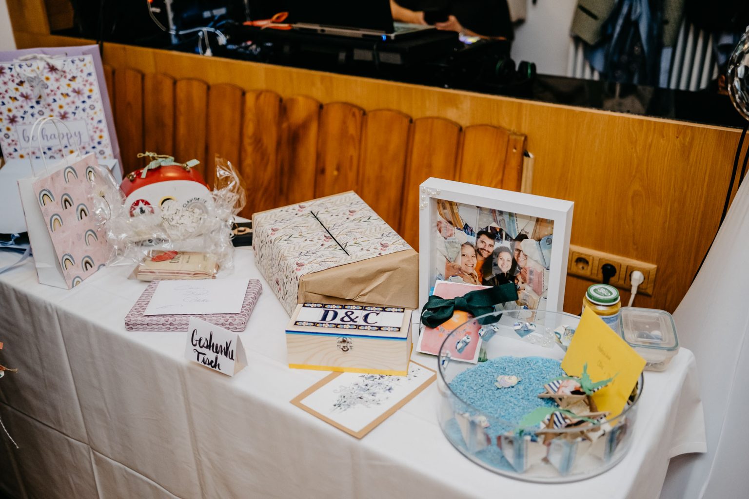 Geschenketisch mit Hochzeitskarten und Präsenten im Hotel Alatsee