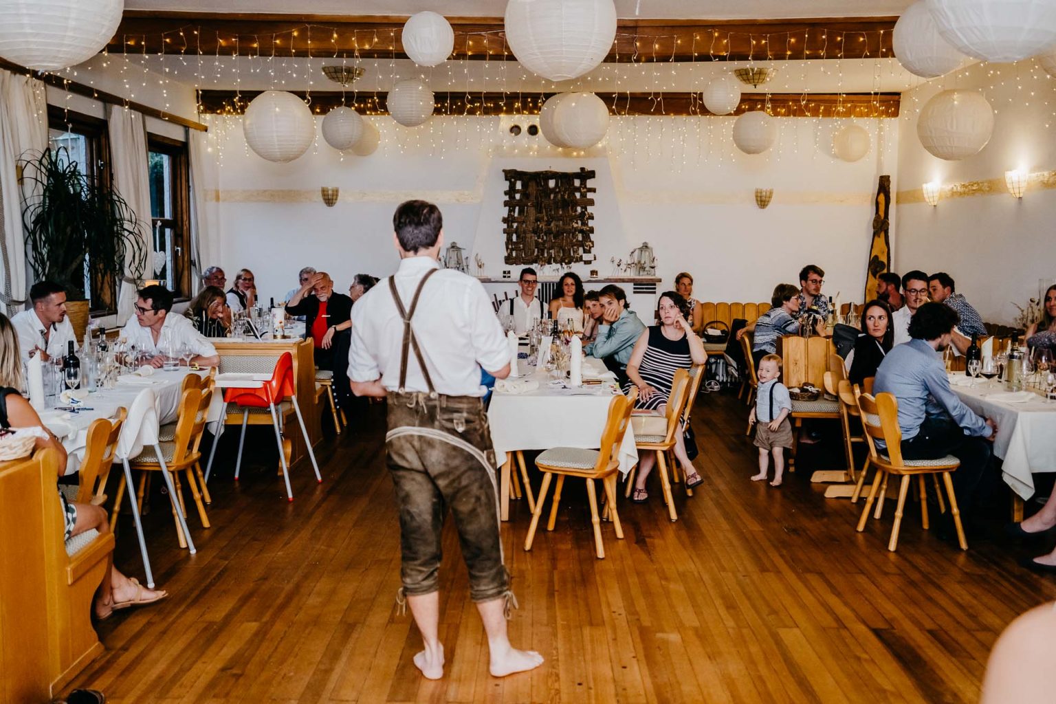 Blick auf die Hochzeitsgesellschaft bei der Rede des Trauzeugen im Hotel Alatsee