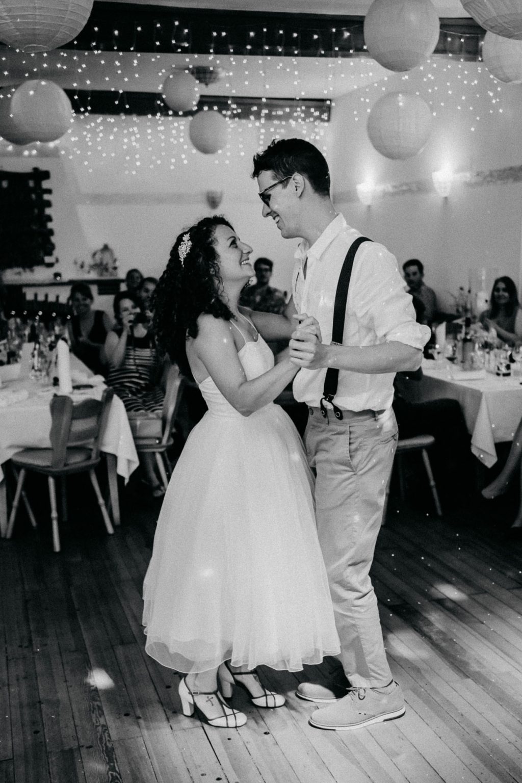 Intimer Moment beim Hochzeitstanz des Brautpaares im Hotel Alatsee in Schwarz-Weiß