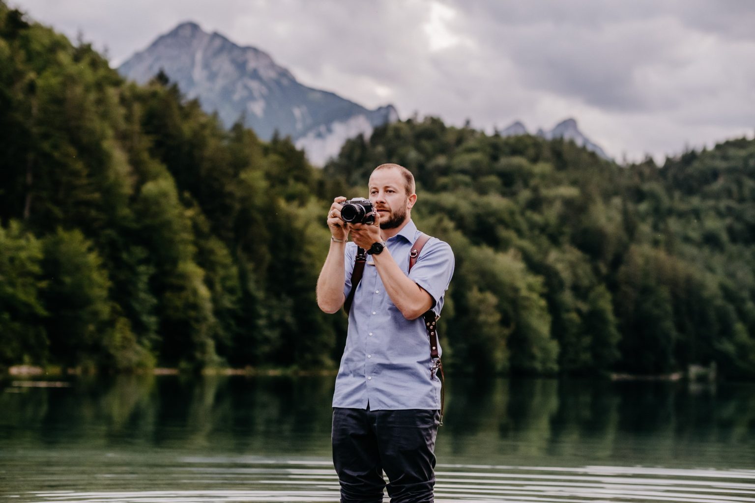 Hochzeitsfotograf Paco Calderón steht im See bereit, das Brautpaar beim Sprung zu fotografieren