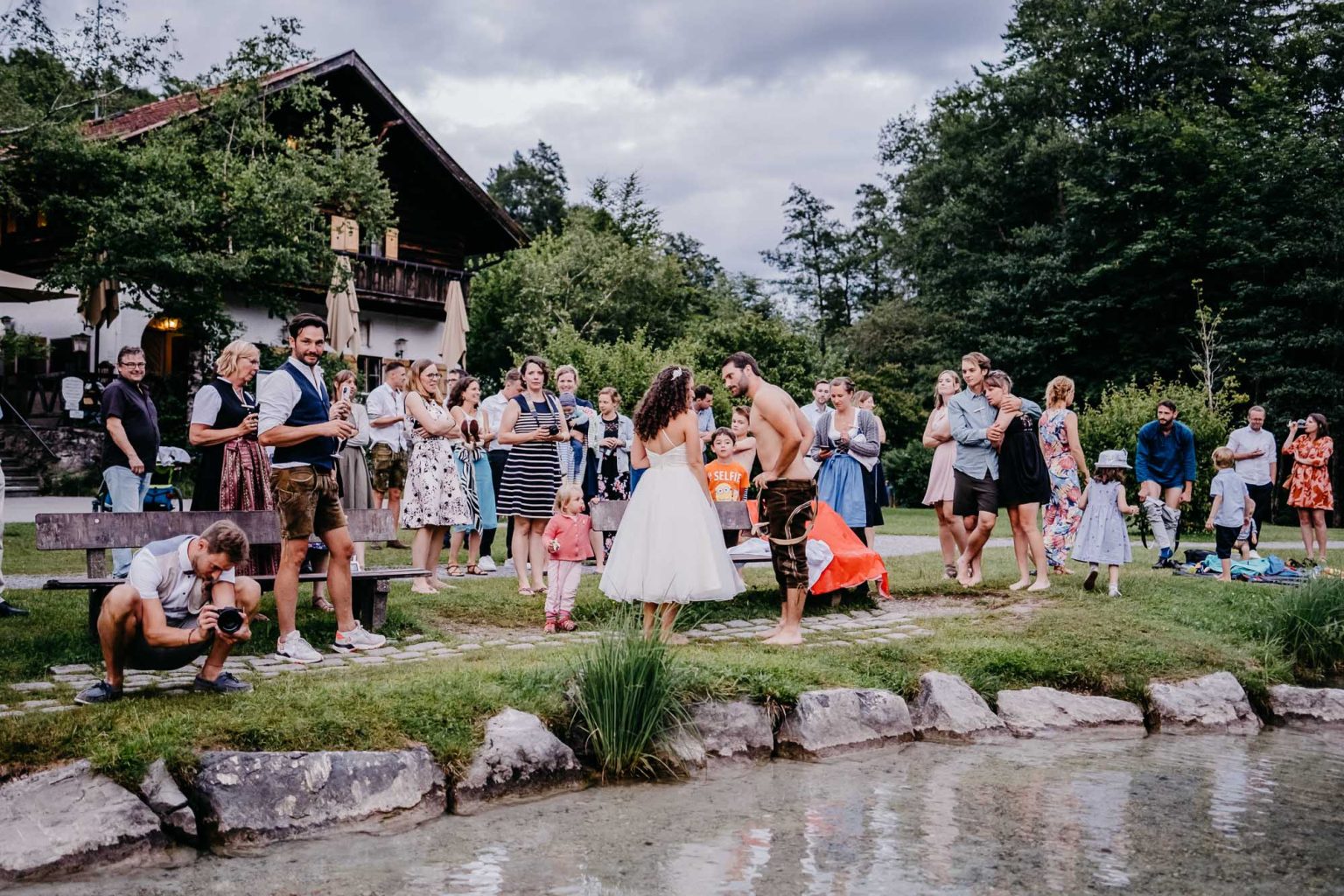 Hochzeitsgesellschaft versammelt sich am Alatsee zum gemeinsamen Sprung ins Wasser