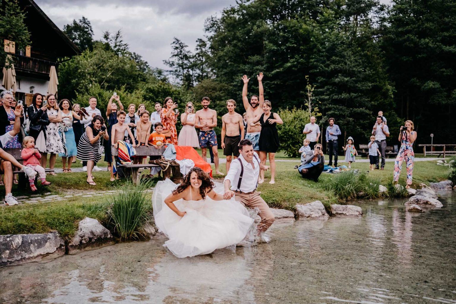Brautpaar springt in den See beim Hochzeitsshooting in Füssen