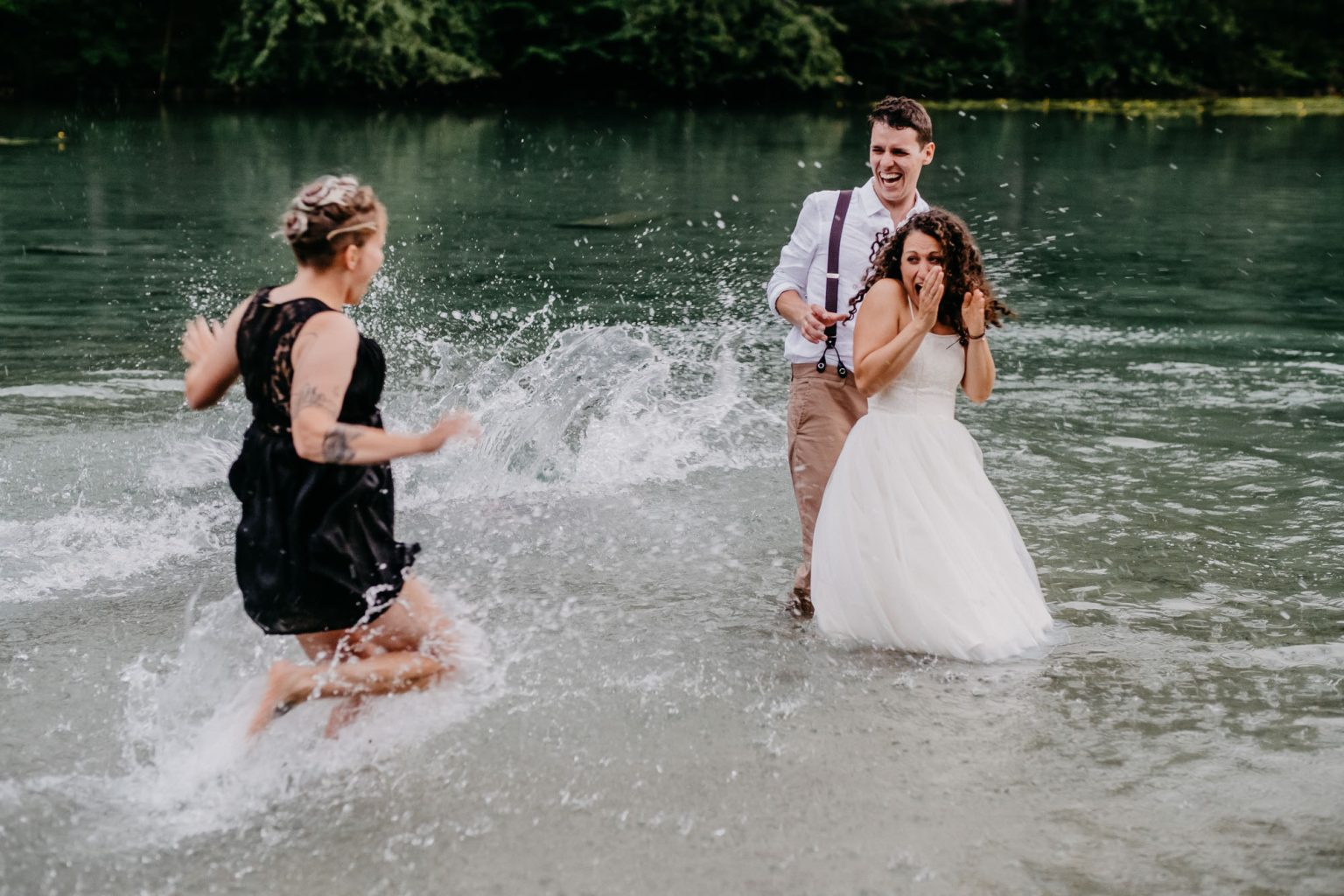 Hochzeitsgast spritzt Brautpaar beim Einstieg in den Alatsee nass