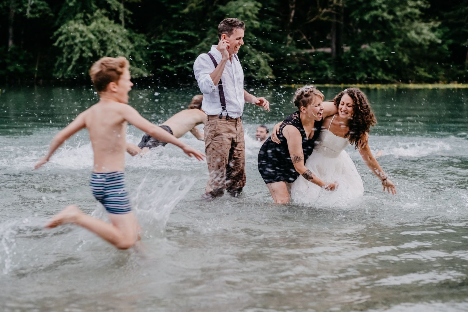 Hochzeitsgäste laufen in den Alatsee und feiern mit dem Brautpaar