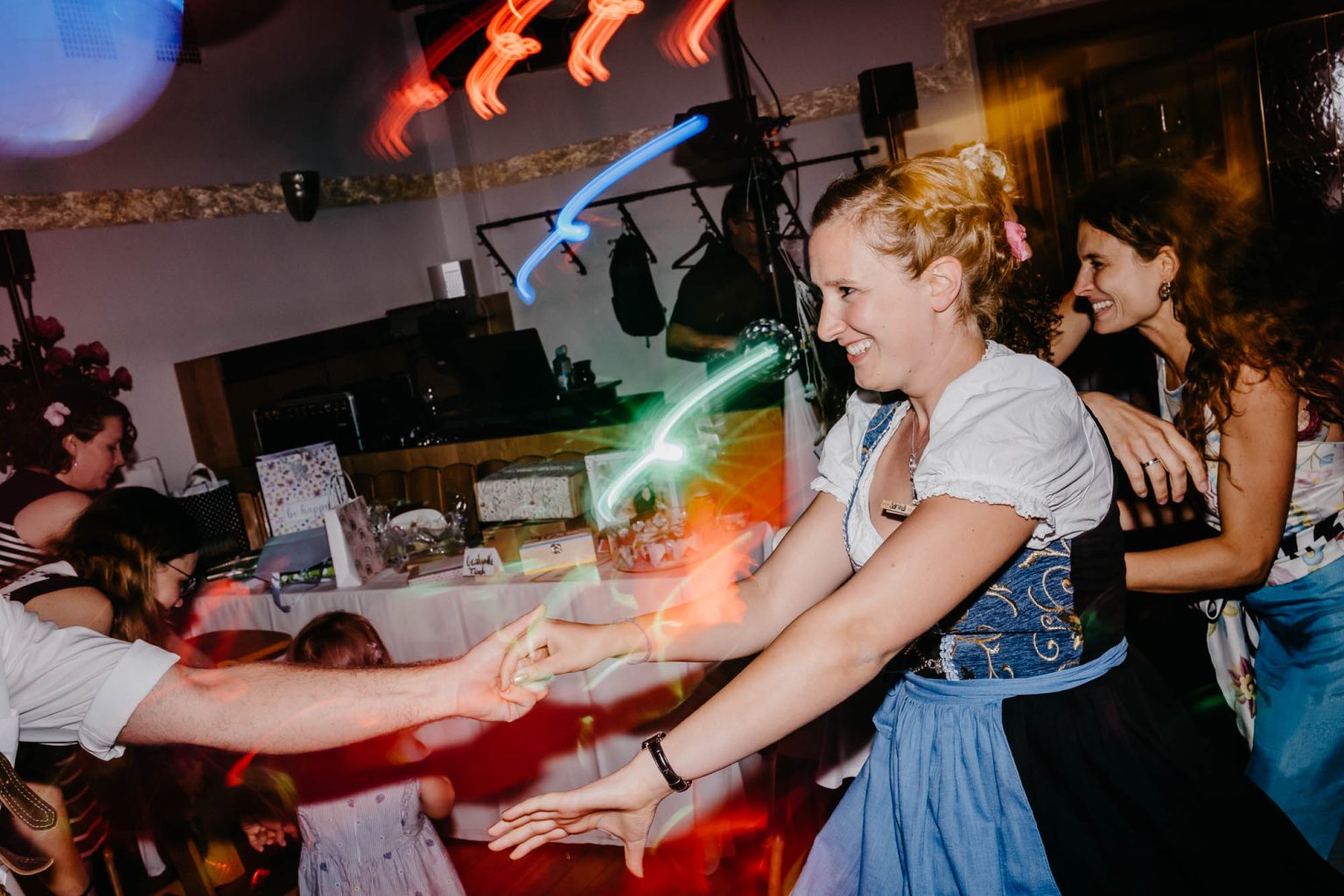 Hochzeitsgäste beim Tanzen im Hotel Alatsee, Freundinnen im Dirndl, Füssen.