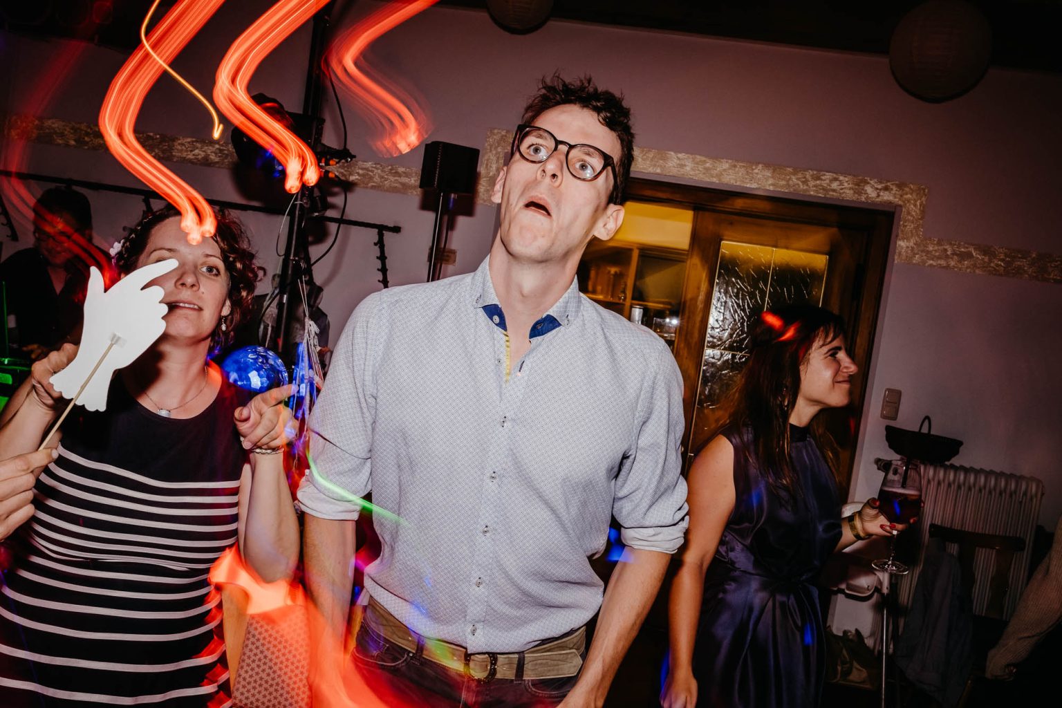 Bräutigam zieht eine Grimasse beim Tanzen auf der Hochzeitsparty in Füssen.