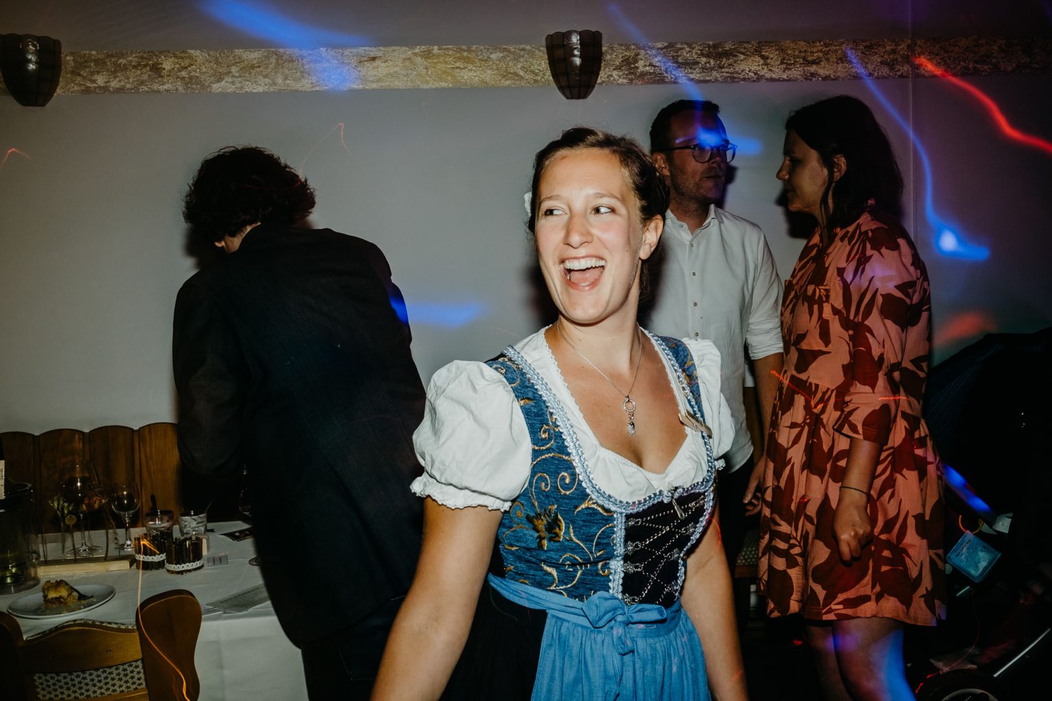 Freundinnen tanzen im Dirndl beim Hochzeitsempfang im Hotel Alatsee.