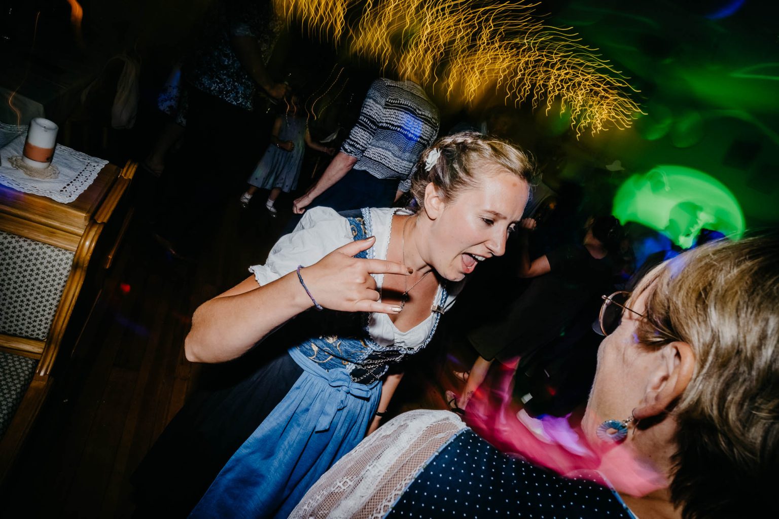 Freundin im Dirndl unterhält sich bei der Hochzeitsfeier im Hotel Alatsee.