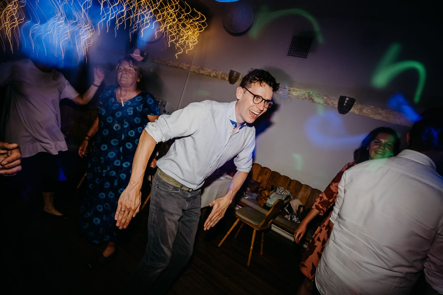 Bräutigam tanzt auf der Hochzeit im Hotel Alatsee, Füssen.