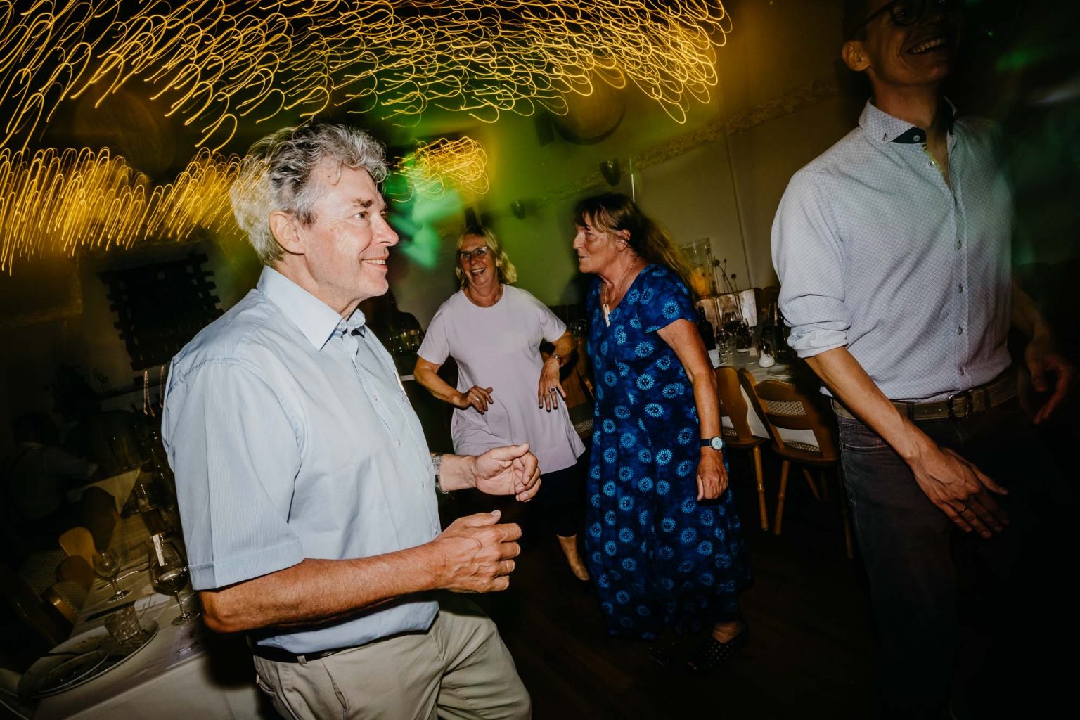 Vater des Bräutigams tanzt bei der Hochzeitsfeier in Füssen.