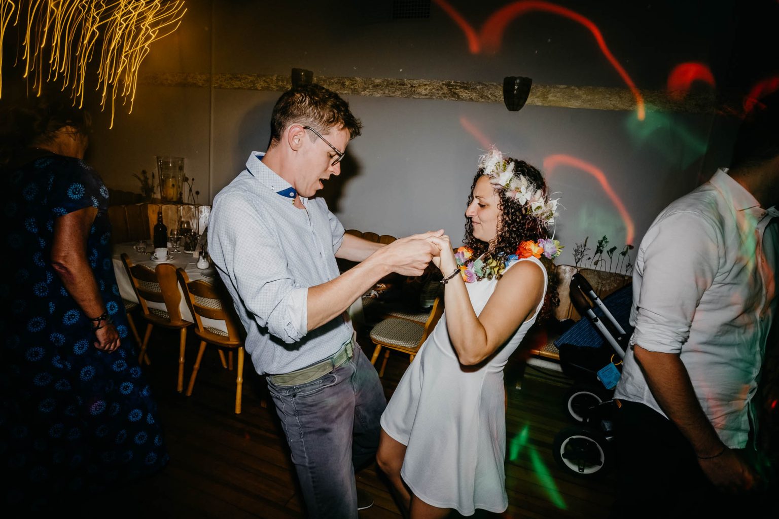 Brautpaar tanzt gemeinsam auf der Hochzeit im Hotel Alatsee, Allgäu.