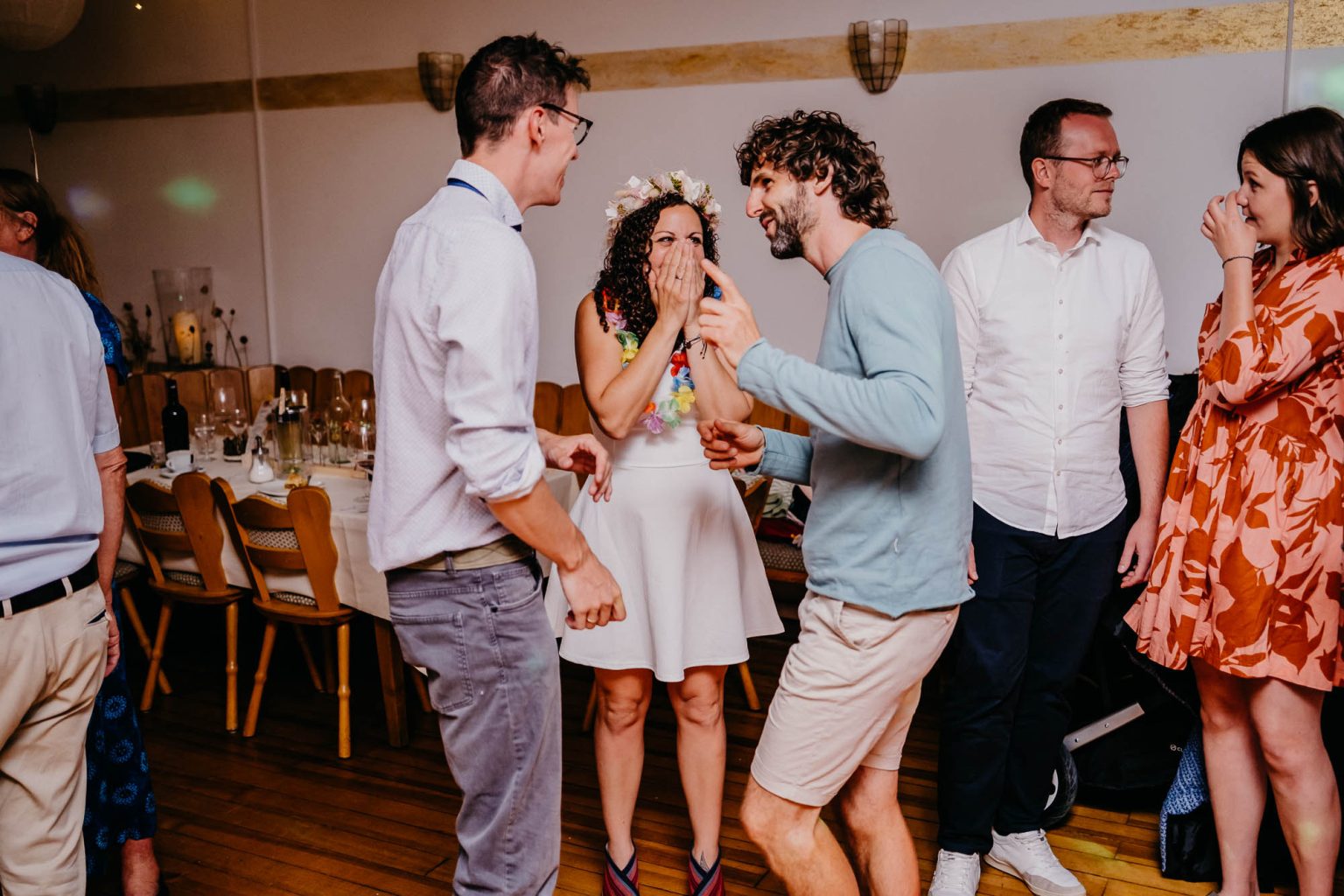 Braut und Bräutigam im Gespräch mit Freund bei der Hochzeitsparty im Hotel Alatsee.