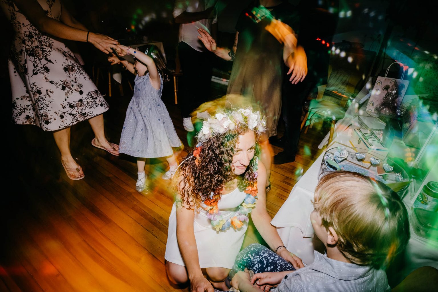 Braut beim Tanzen mit Drag-the-Shutter-Effekt auf der Hochzeit im Hotel Alatsee.