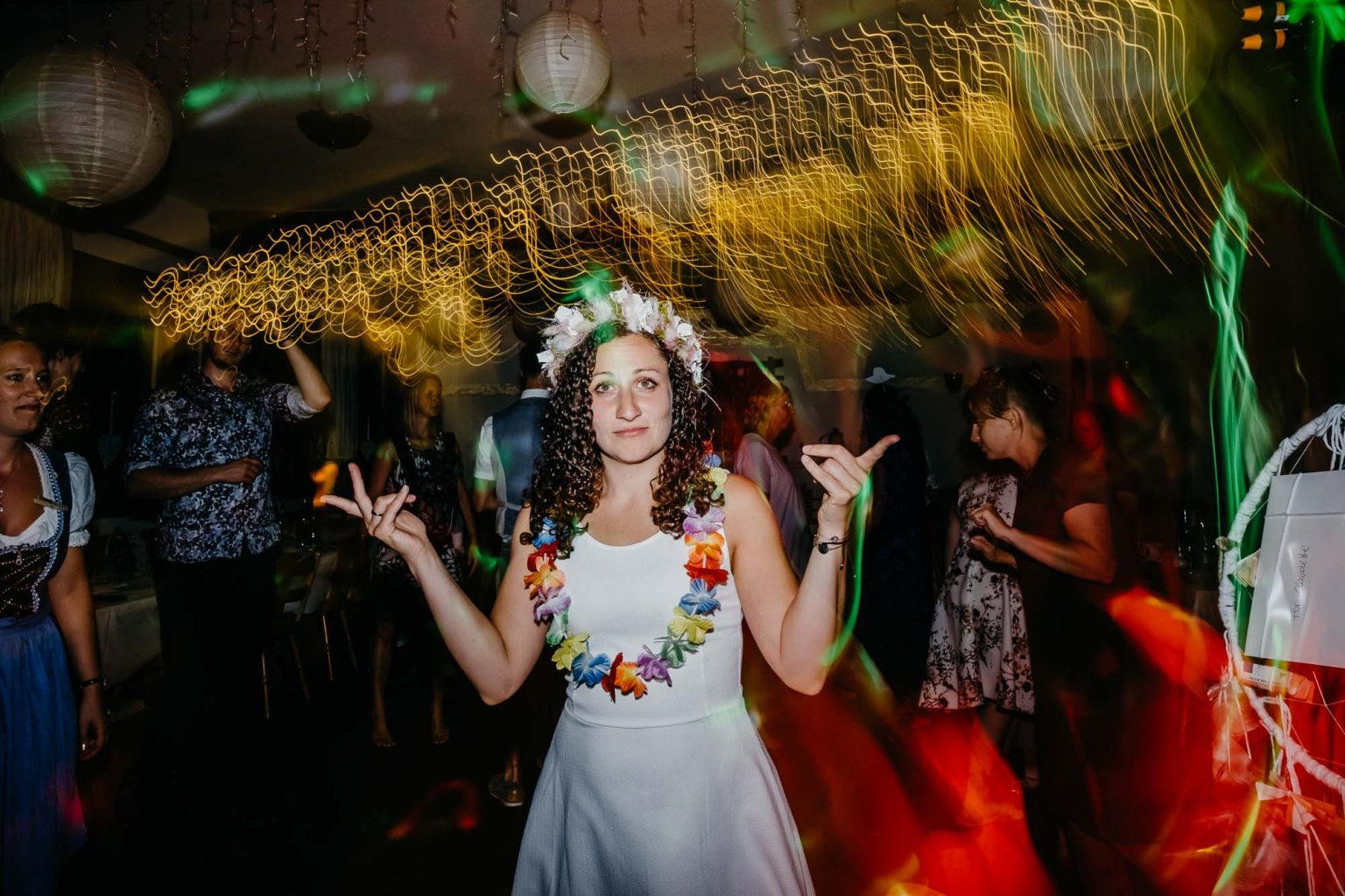Braut schaut direkt in die Kamera bei der Hochzeitsparty in Füssen.