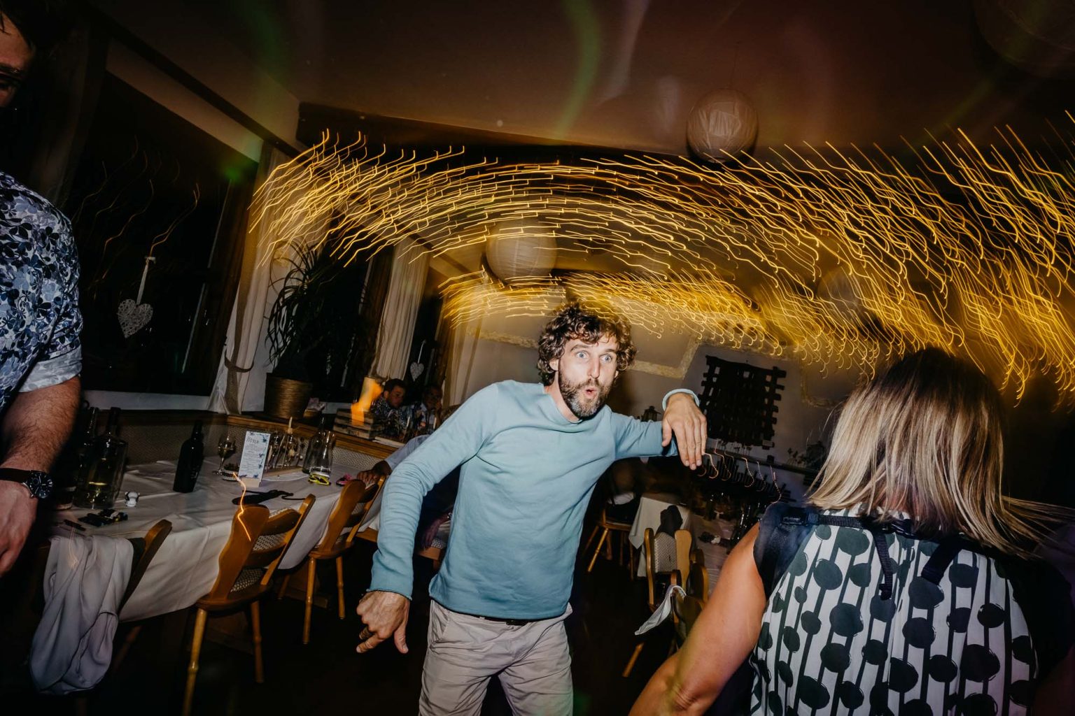 Freund tanzt wild auf der Hochzeitsparty im Hotel Alatsee, Füssen.