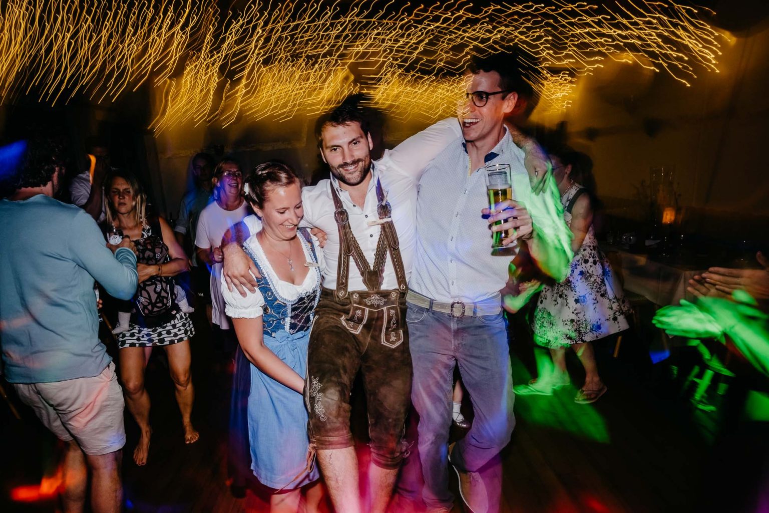 Trauzeuge auf Schultern von Freunden, Frontaufnahme während Hochzeitsparty in Füssen.